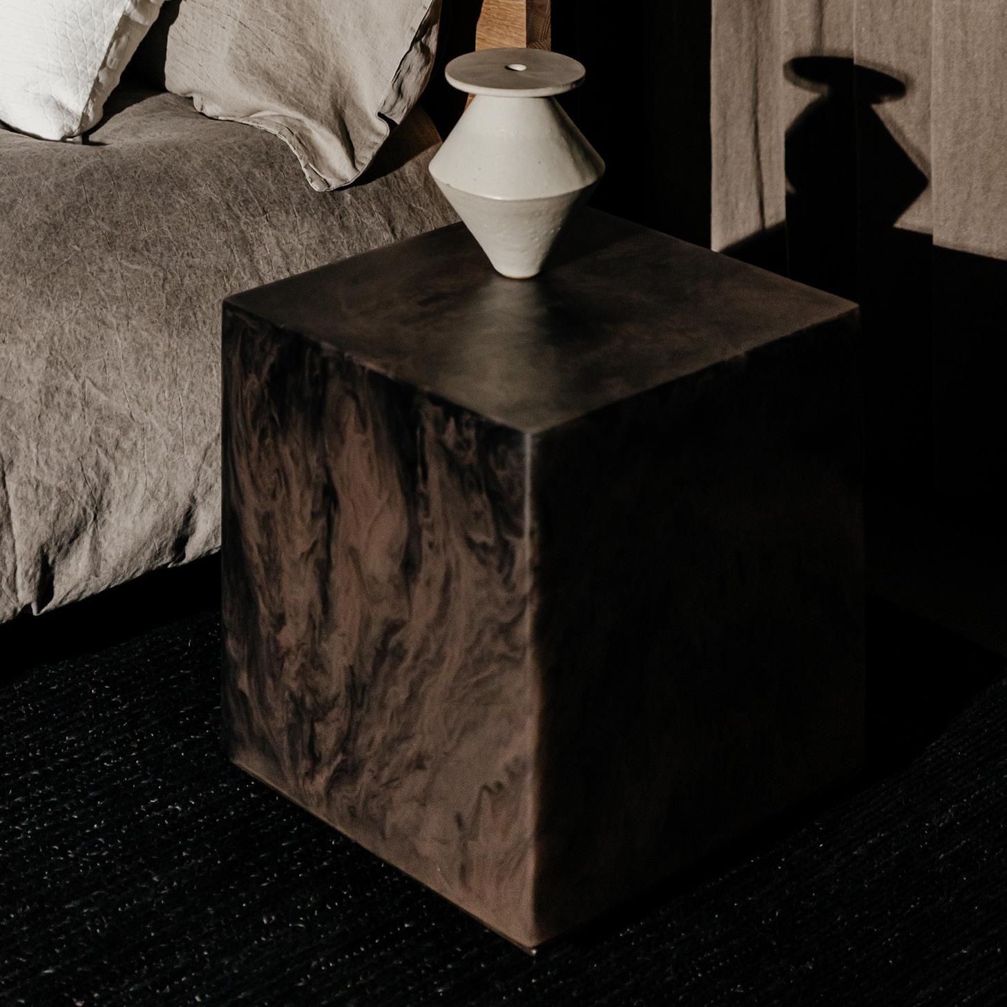 Studio Sturdy Chief Square Beistelltisch - Lehm mit schwarzem Marmorharz (Handgefertigt) im Angebot