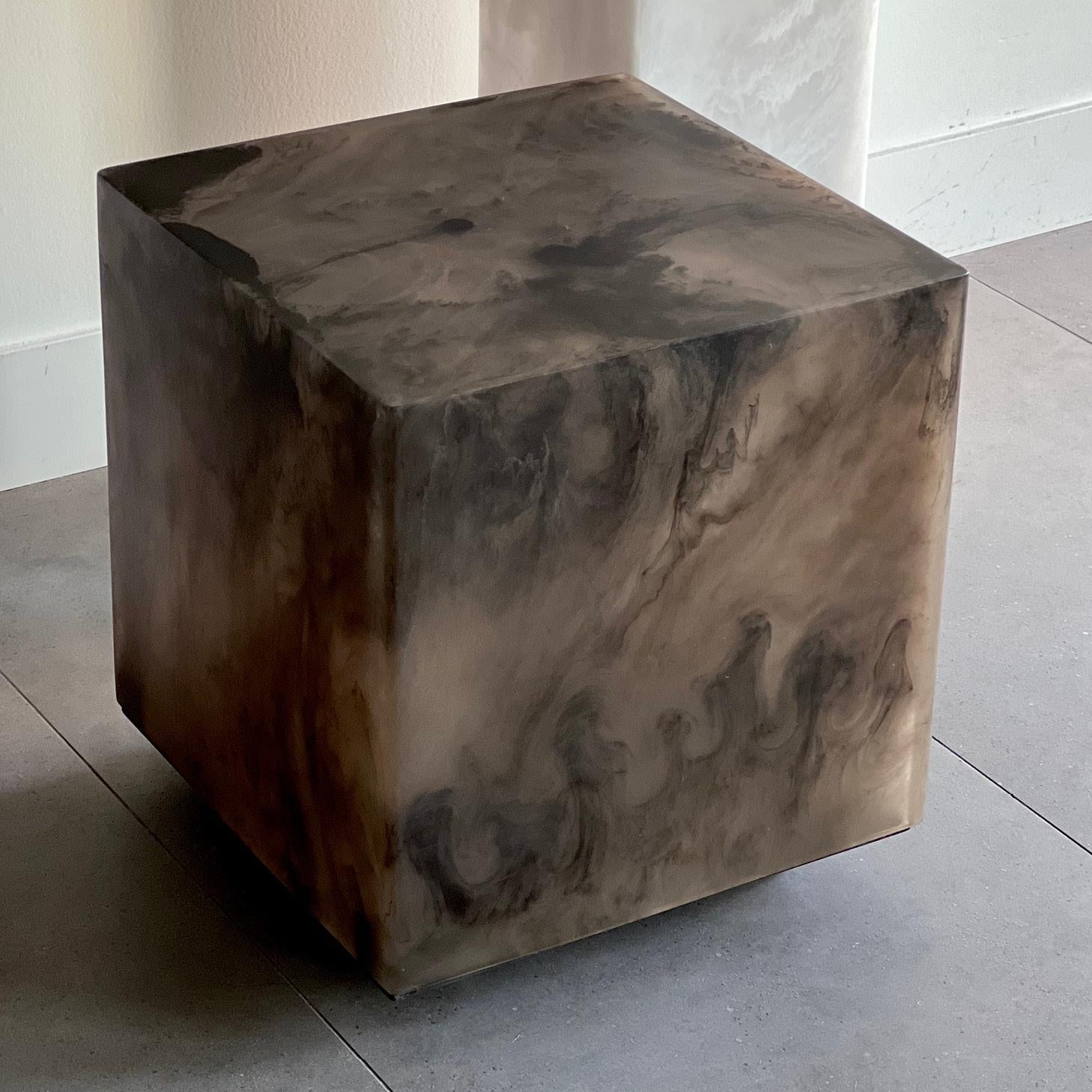 Studio Sturdy Chief Square Beistelltisch - Lehm mit schwarzem Marmorharz (21. Jahrhundert und zeitgenössisch) im Angebot