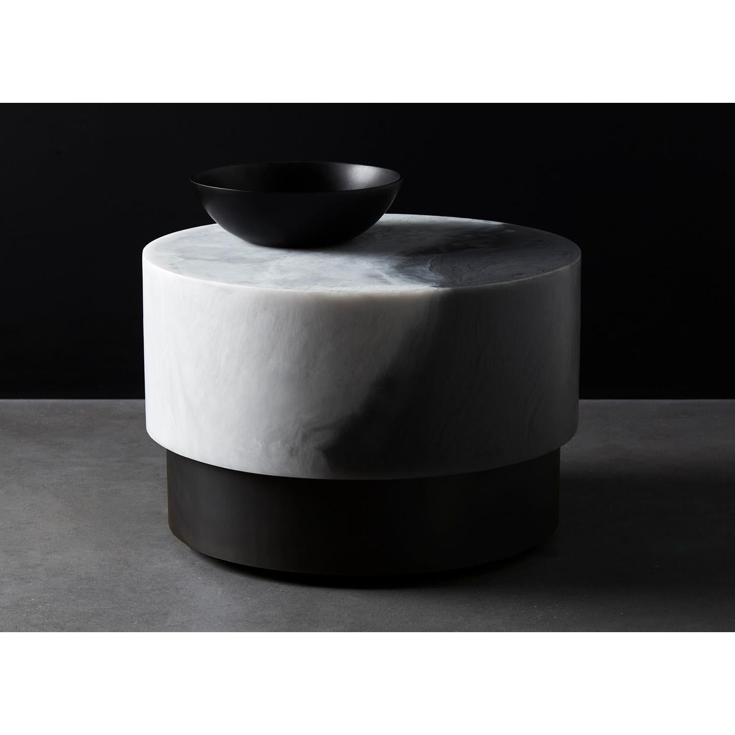 Studio Sturdy Freischwingender Runder Tisch - Weißer Marmor & Soft Grey Marmor Resin (Kanadisch) im Angebot