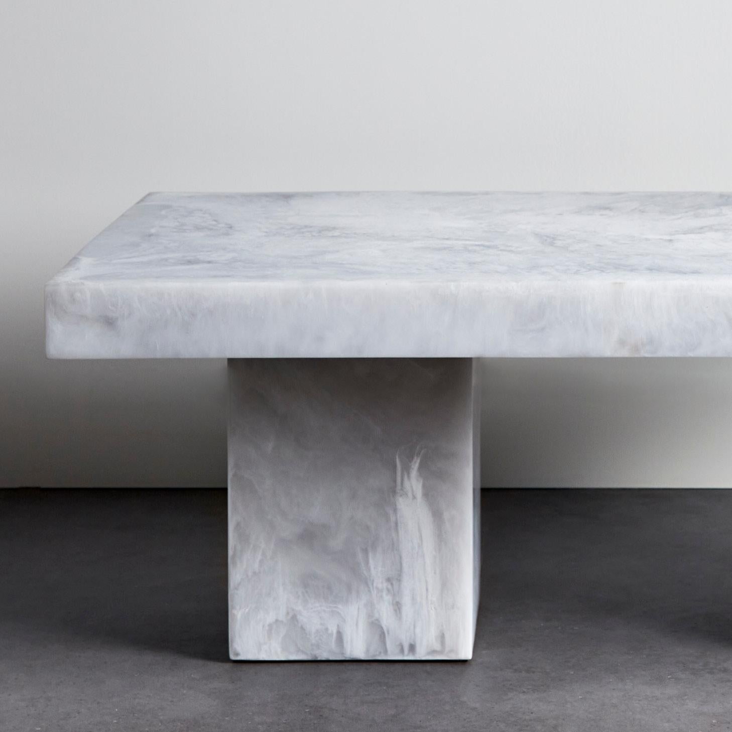 Moderne Studio Sturdy Lions Coffee Table - Résine de marbre blanc en vente