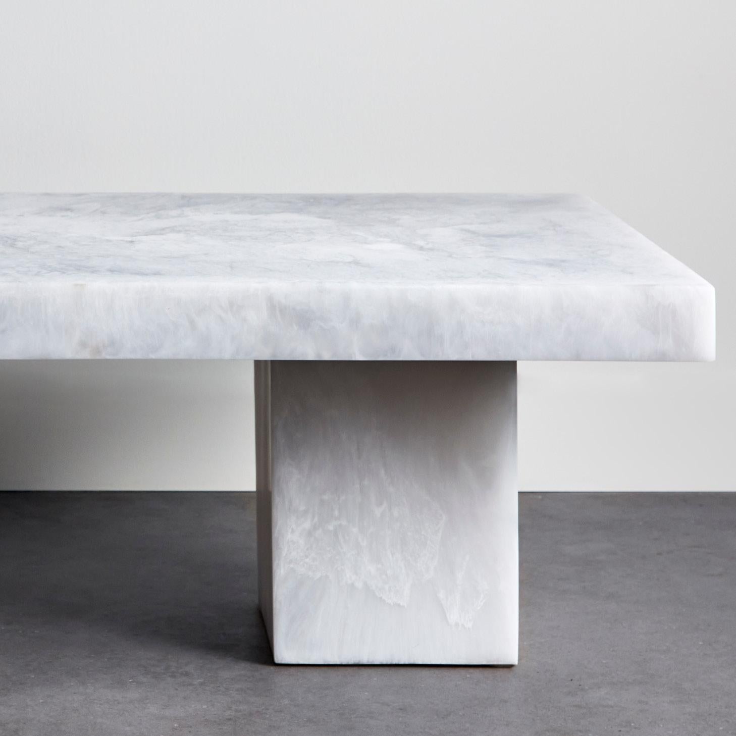 Canadien Studio Sturdy Lions Coffee Table - Résine de marbre blanc en vente