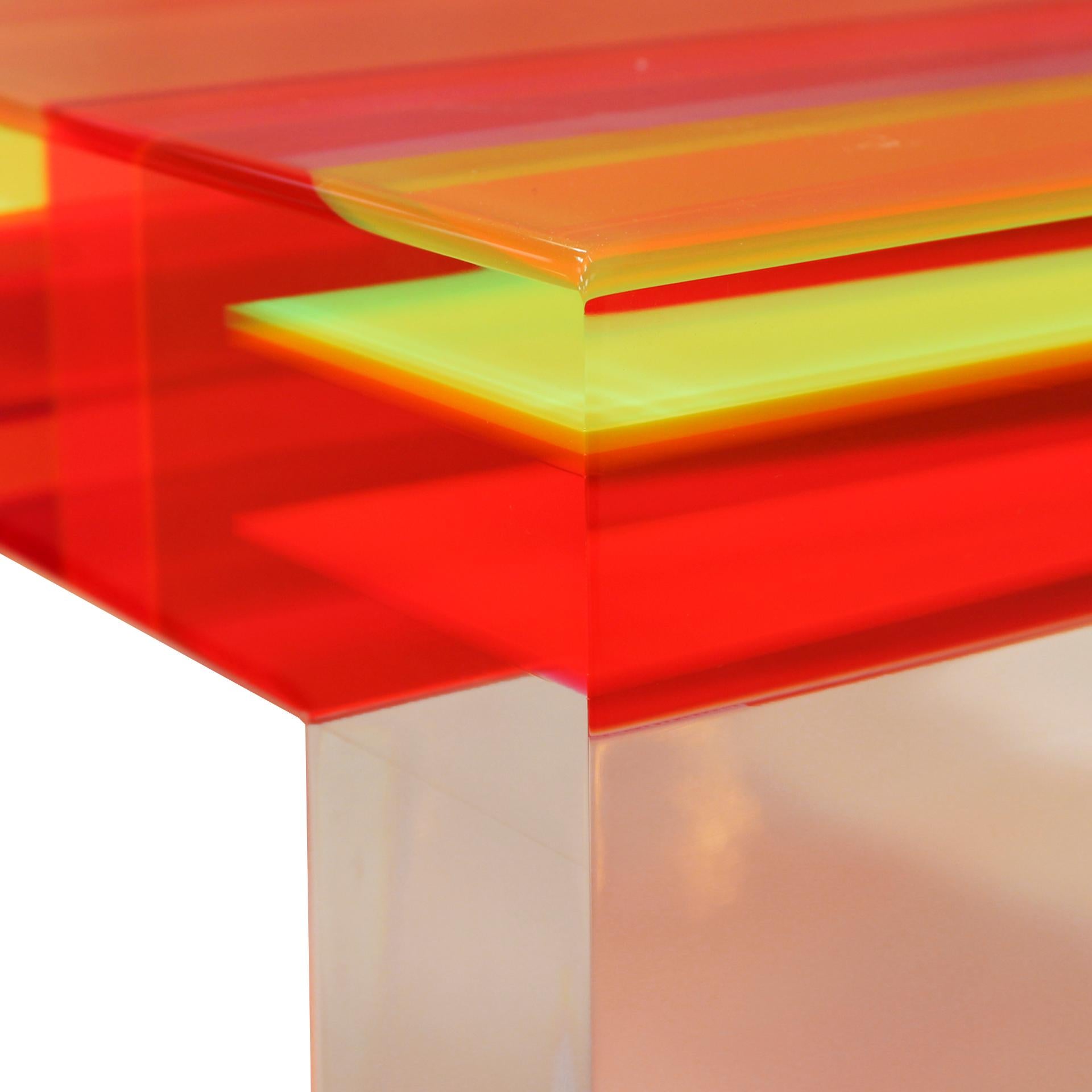 Table basse italienne moderne en plexiglas multicolore et pieds en laiton de Studio Superego en vente 4