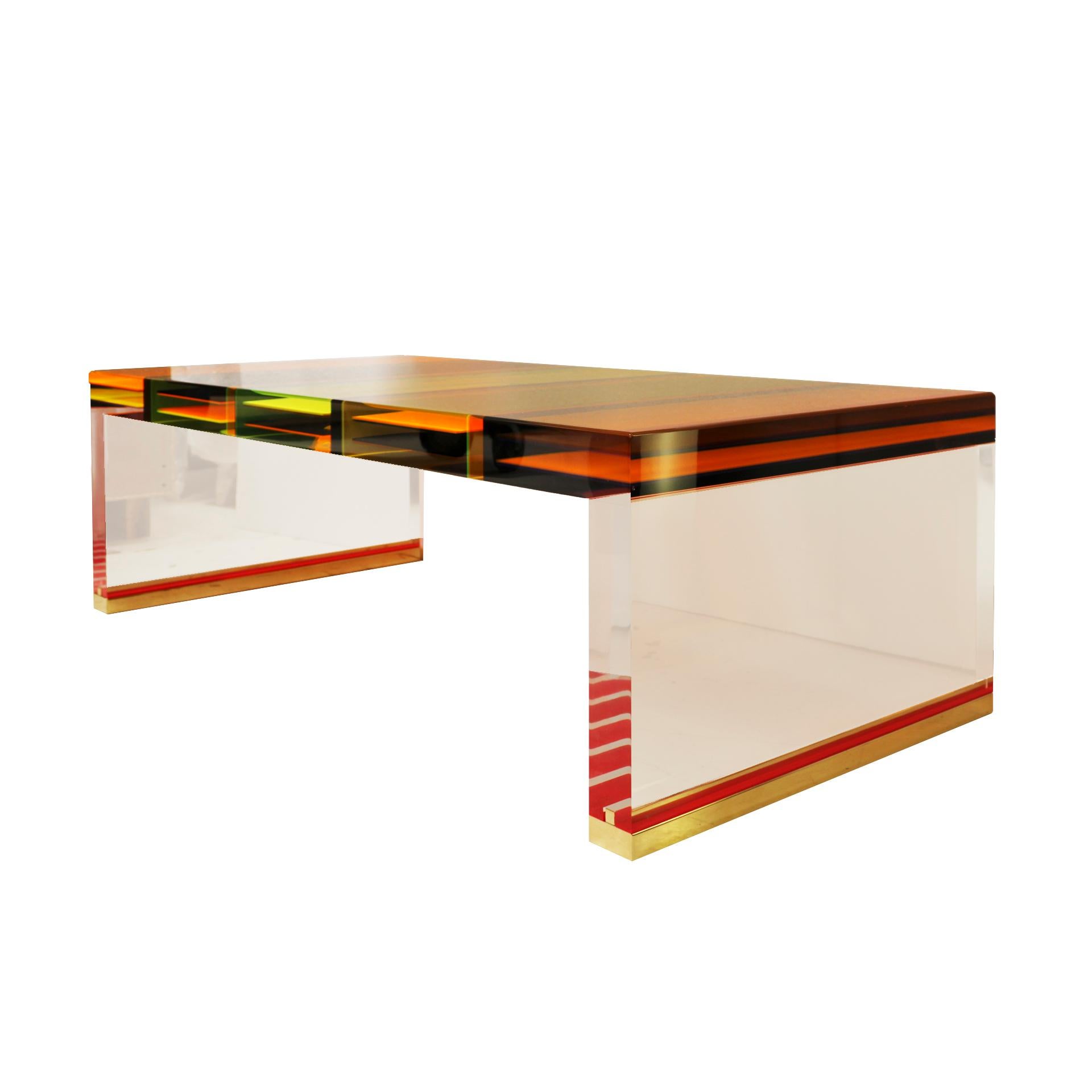 Table basse rectangulaire conçue par le Studio Superego de Milan, réalisée en plexiglas multicolore et transparent de sept centimètres d'épaisseur et dont les pieds sont finis en laiton. Édition unique.

Notre principal objectif est la satisfaction