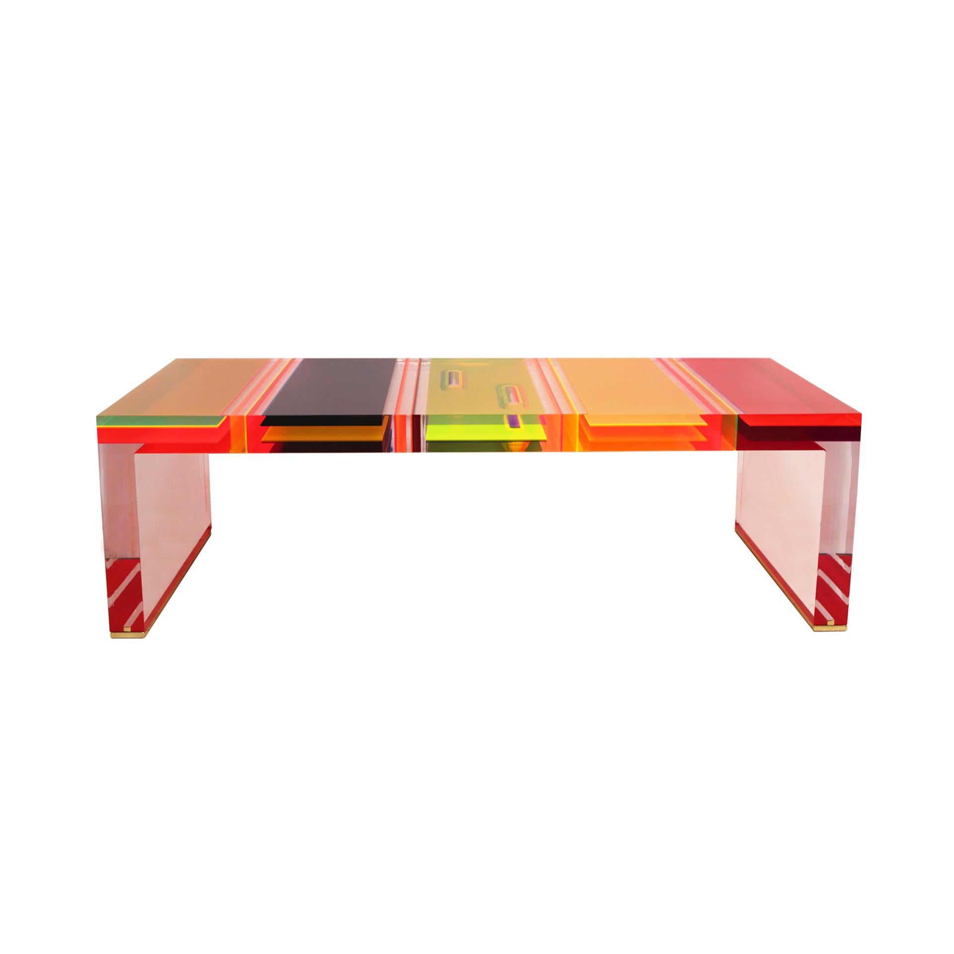 Table basse rectangulaire conçue par le Studio Superego de Milan, réalisée en plexiglas multicolore et transparent de sept centimètres d'épaisseur et dont les pieds sont finis en laiton.

Notre principal objectif est la satisfaction du client, c'est