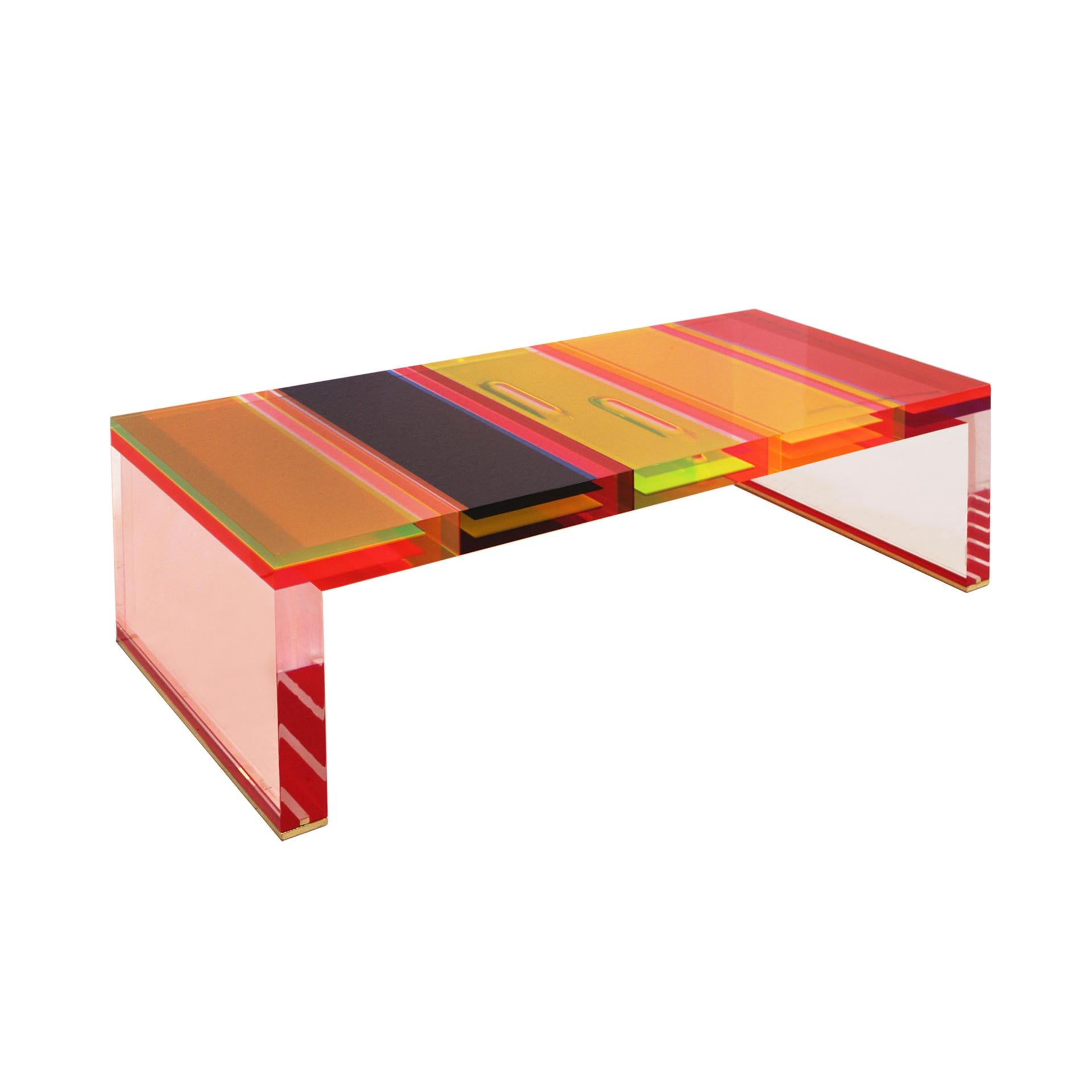 Table basse rectangulaire par Milanese Studio Superego

Voici l'élégante table basse rectangulaire conçue par le célèbre Studio Superego de Milan. Cette table étonnante est fabriquée en plexiglas multicolore et transparent, d'une épaisseur