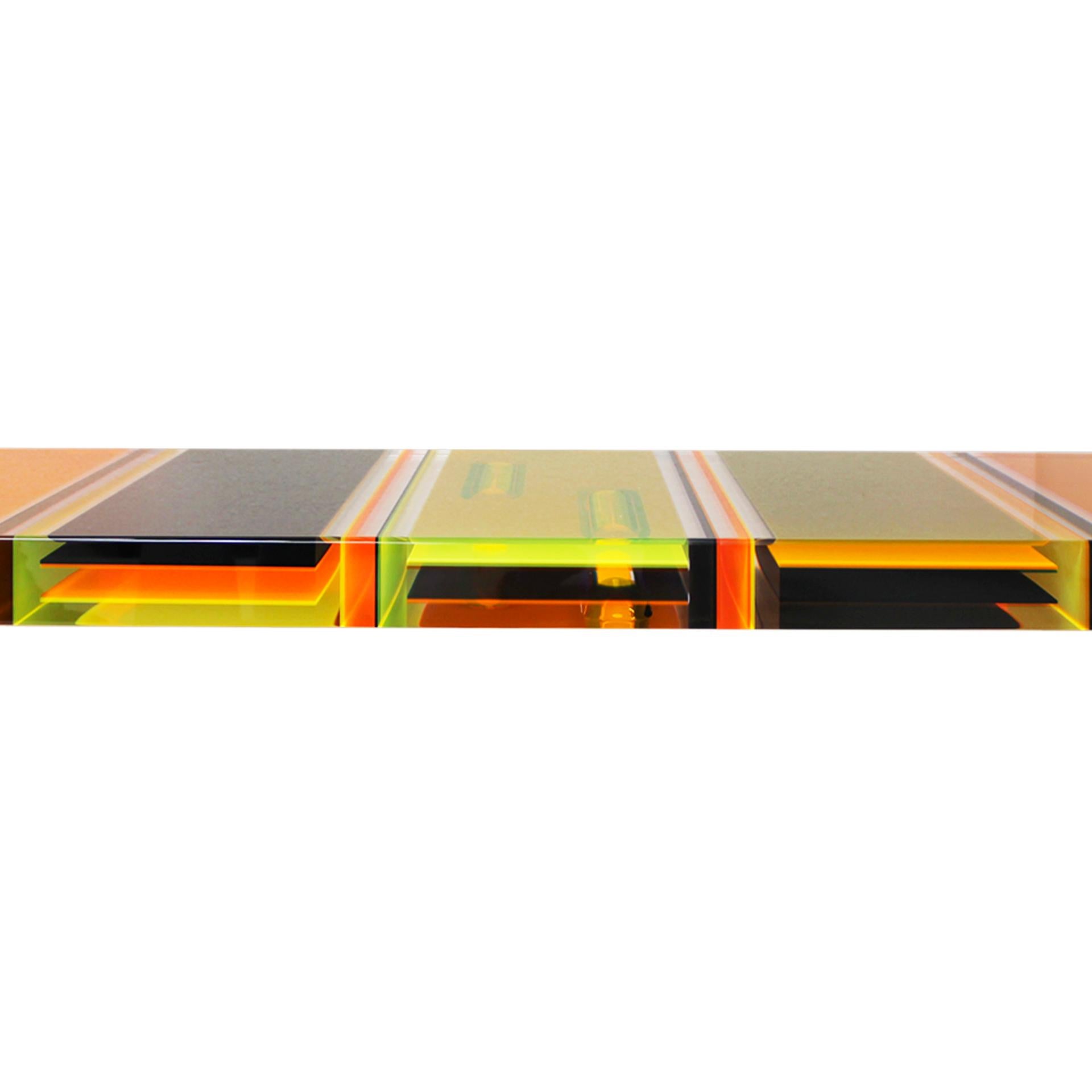 Moderne Table basse italienne moderne en plexiglas multicolore et pieds en laiton de Studio Superego en vente