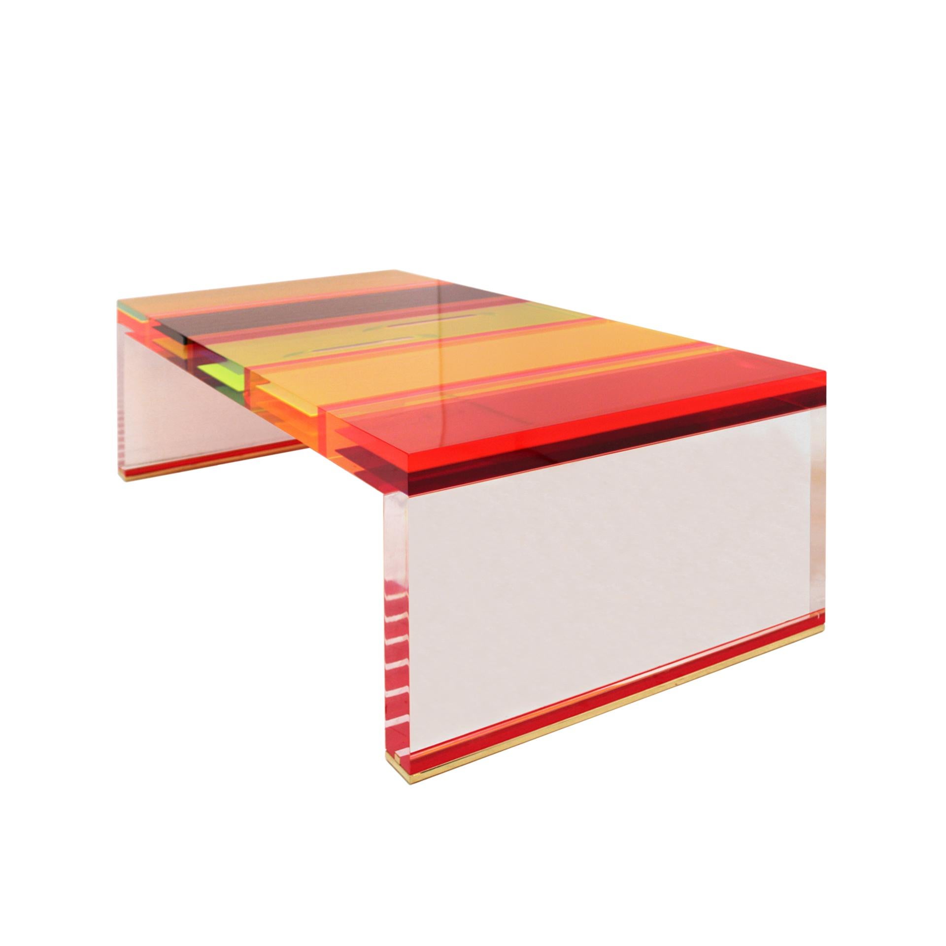 Moderne Table basse italienne moderne en plexiglas multicolore et pieds en laiton de Studio Superego en vente