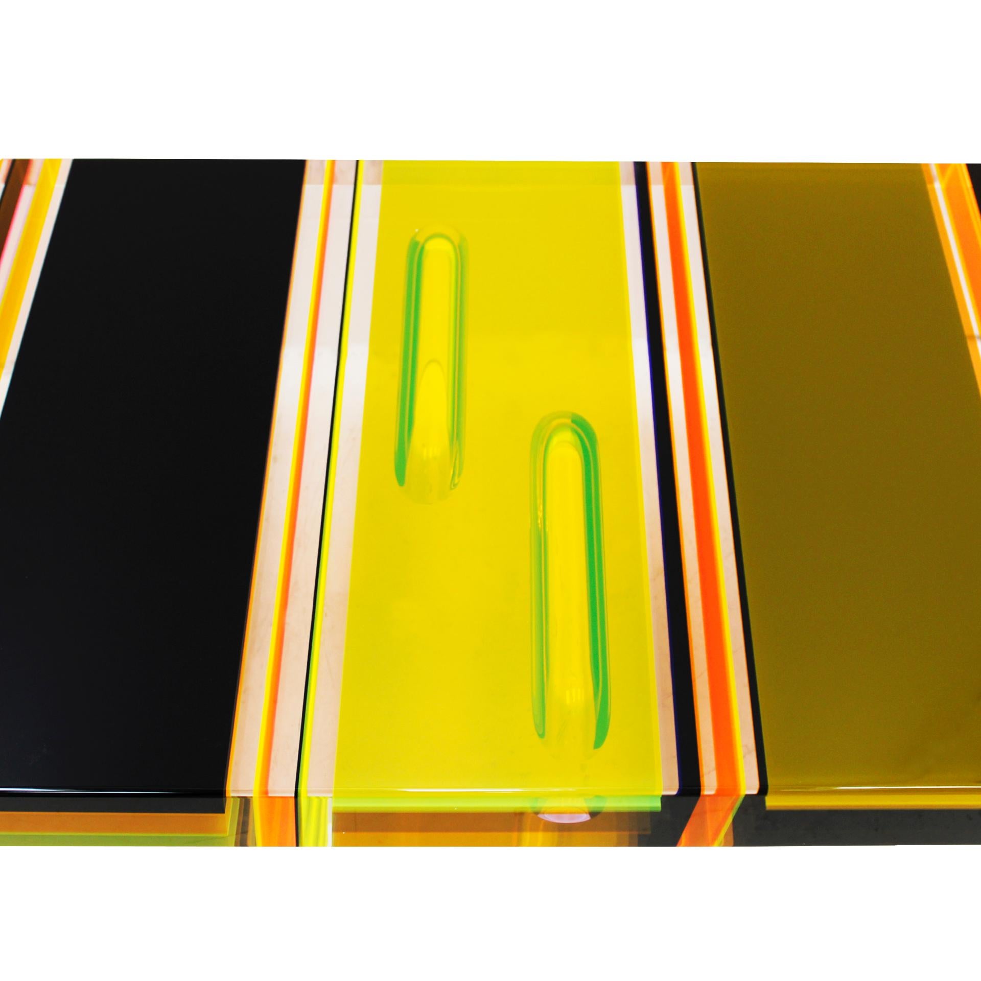 Table basse italienne moderne en plexiglas multicolore et pieds en laiton de Studio Superego Bon état - En vente à Ibiza, Spain