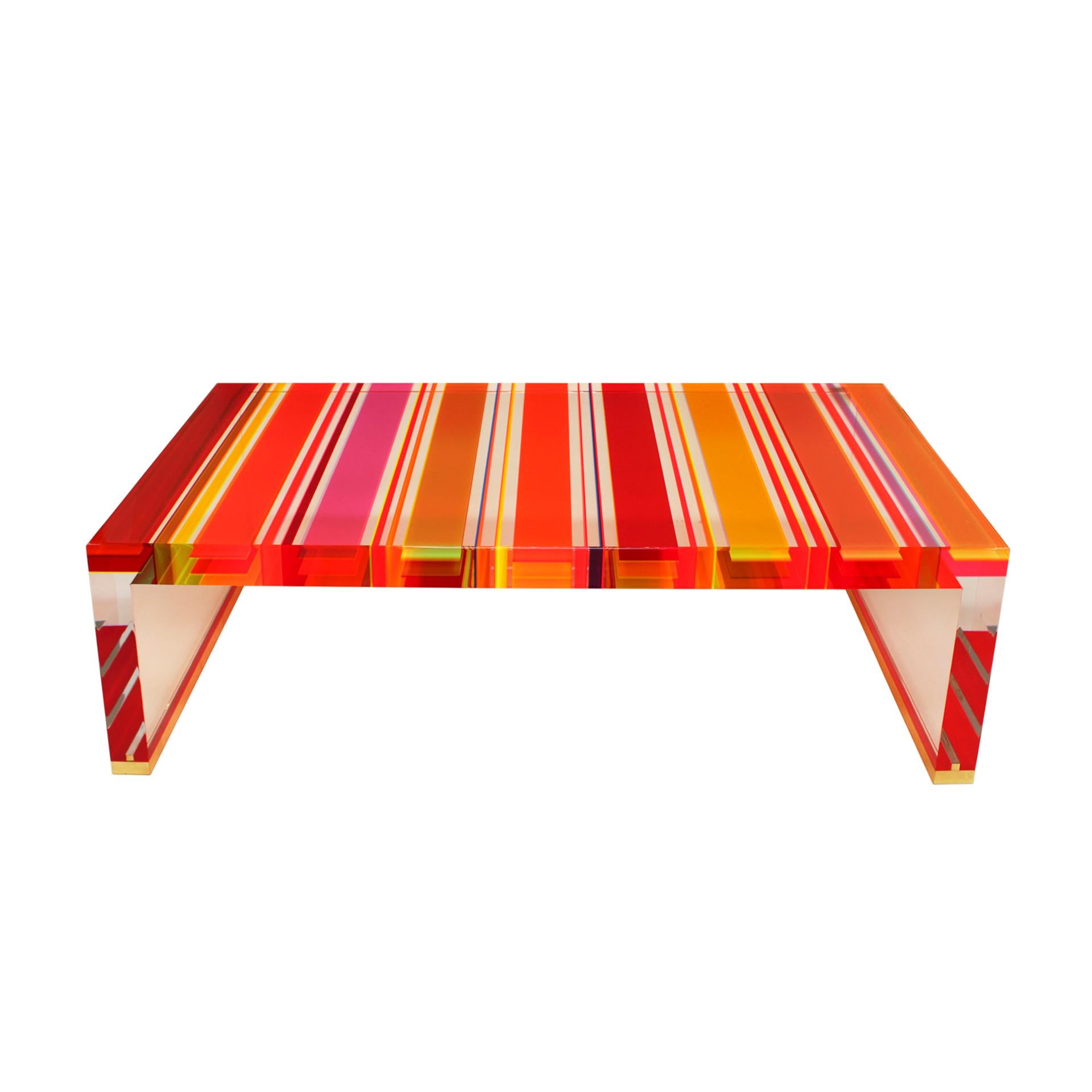 Table basse italienne moderne en plexiglas multicolore et pieds en laiton de Studio Superego Bon état - En vente à Madrid, ES