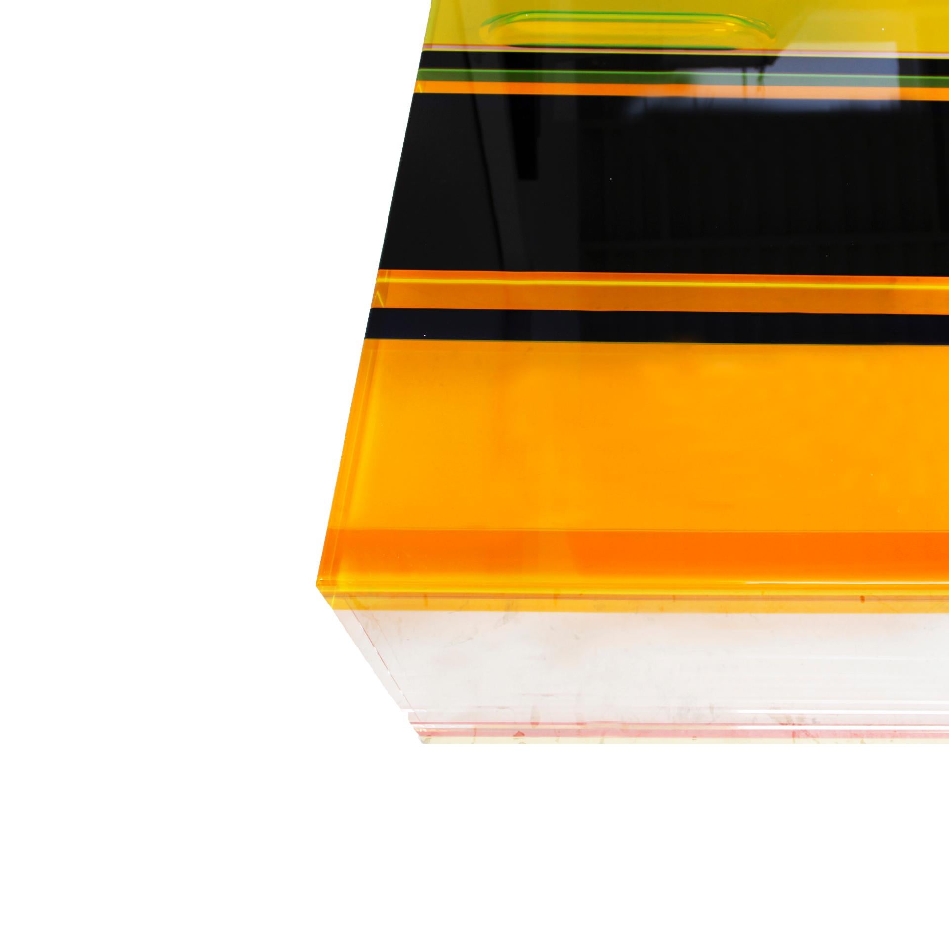 XXIe siècle et contemporain Table basse italienne moderne en plexiglas multicolore et pieds en laiton de Studio Superego en vente