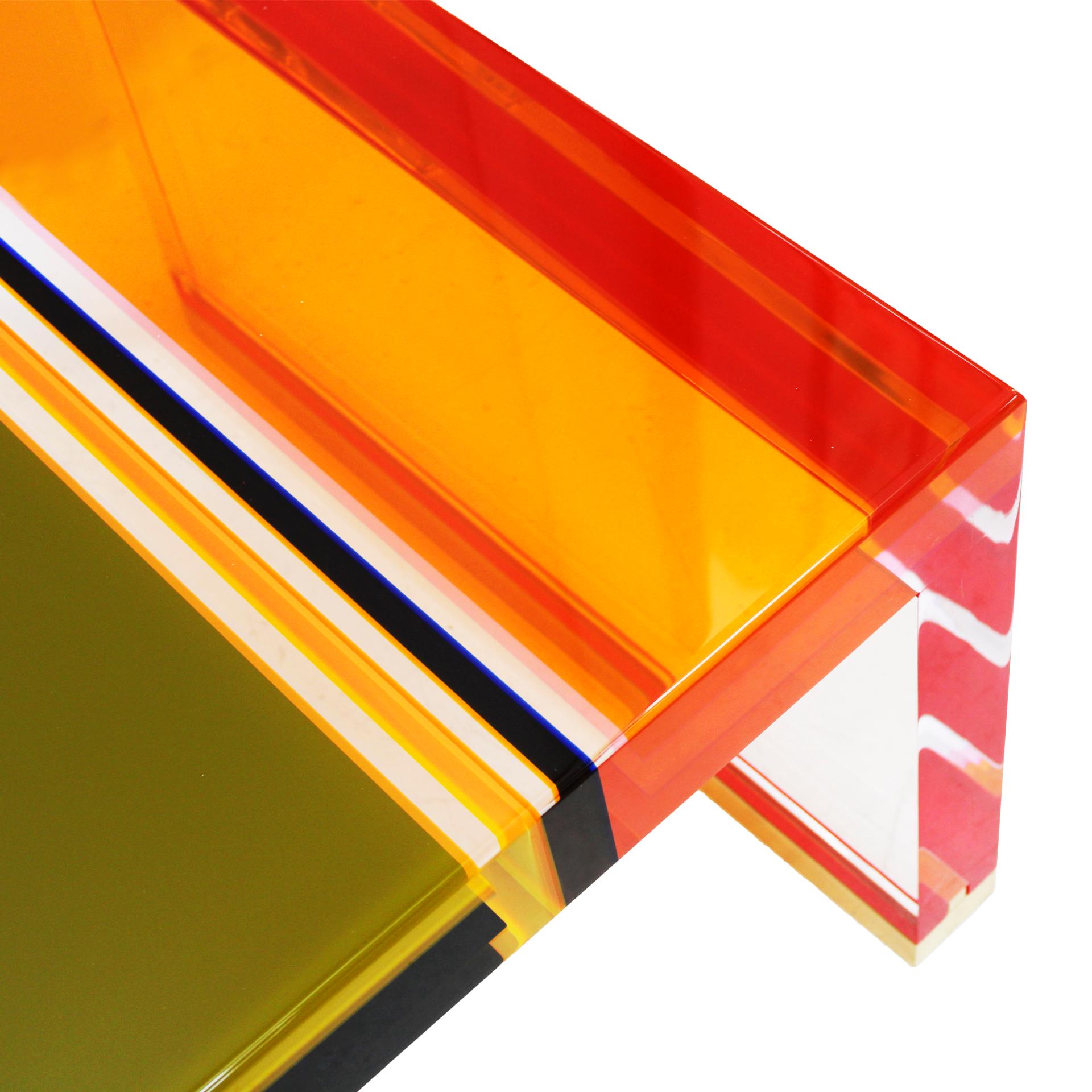 Laiton Table basse italienne moderne en plexiglas multicolore et pieds en laiton de Studio Superego en vente