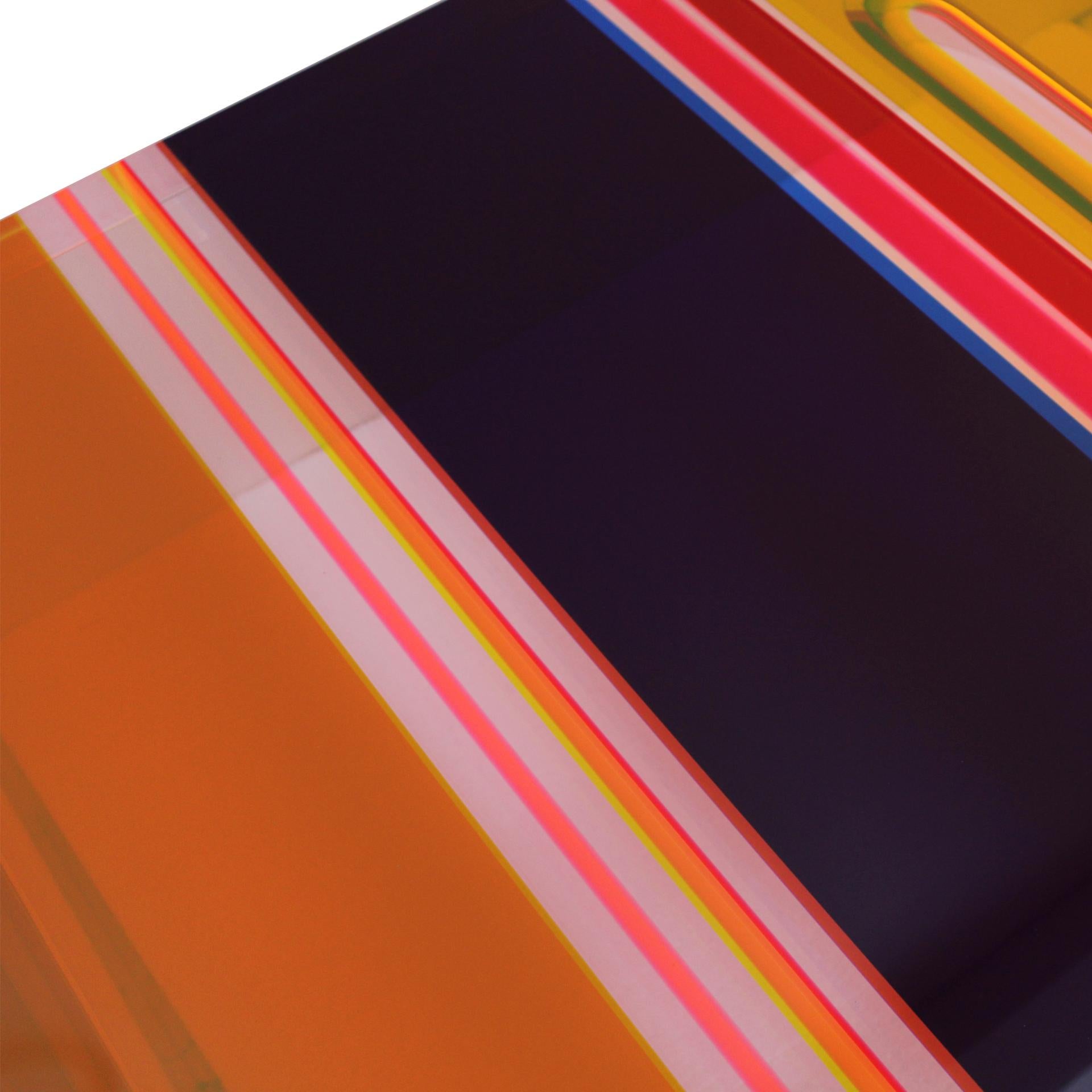 Moderne Table basse italienne moderne en plexiglas multicolore et pieds en laiton de Studio Superego en vente