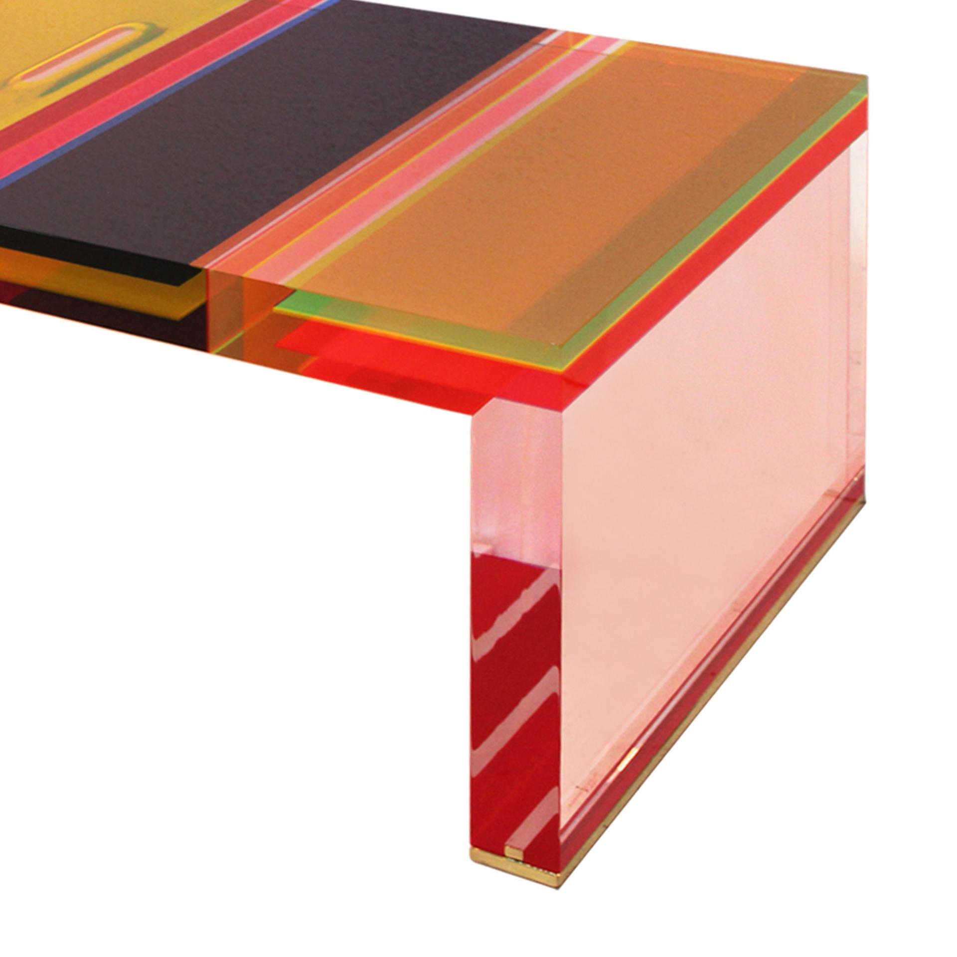 Laiton Table basse italienne moderne en plexiglas multicolore et pieds en laiton de Studio Superego en vente