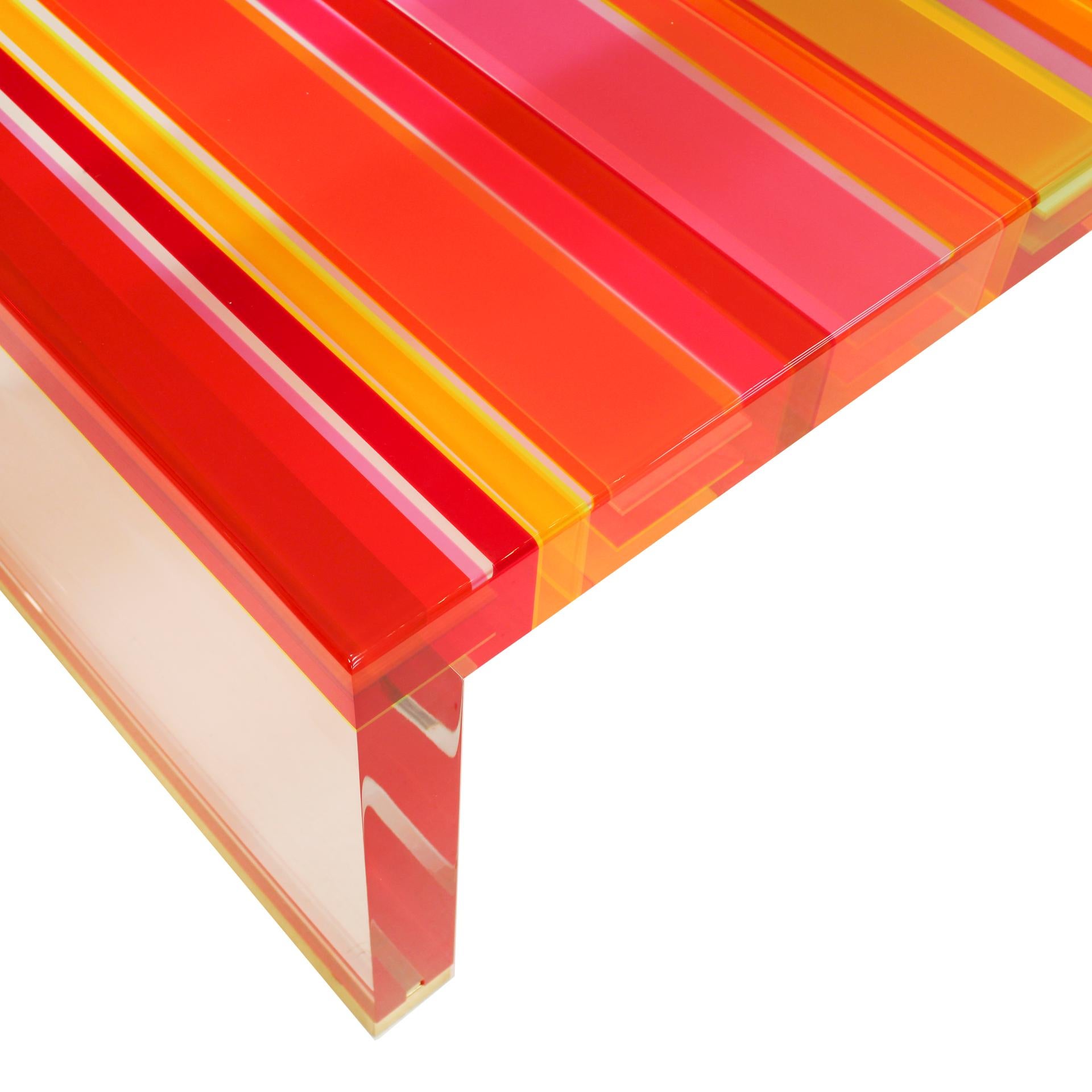 Table basse italienne moderne en plexiglas multicolore et pieds en laiton de Studio Superego en vente 2