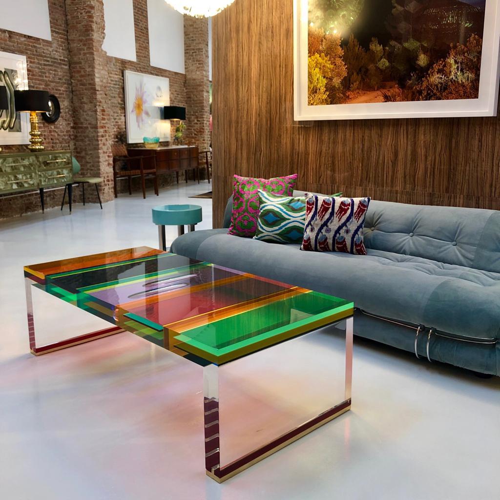 Table basse italienne moderne en plexiglas multicolore et pieds en laiton de Studio Superego en vente 3