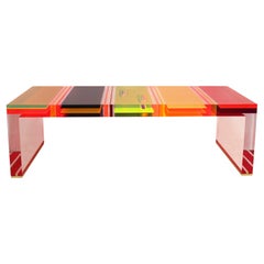 Table basse italienne moderne en plexiglas multicolore et pieds en laiton de Studio Superego