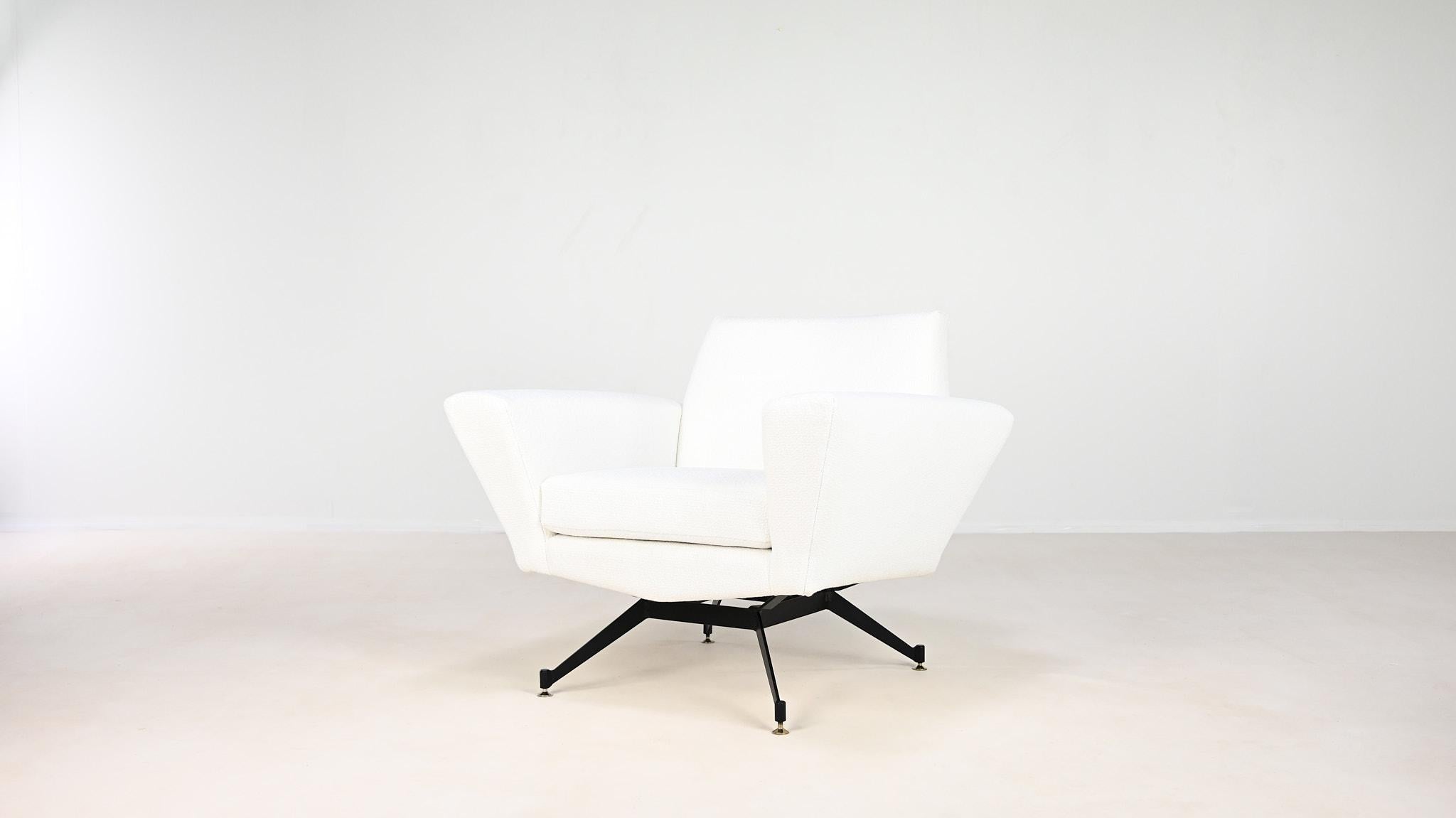 Mid-Century moderno Studio Tecnico A.P.A, coppia di poltrone modello M530 per Lenzi. Italia C.1950 in vendita