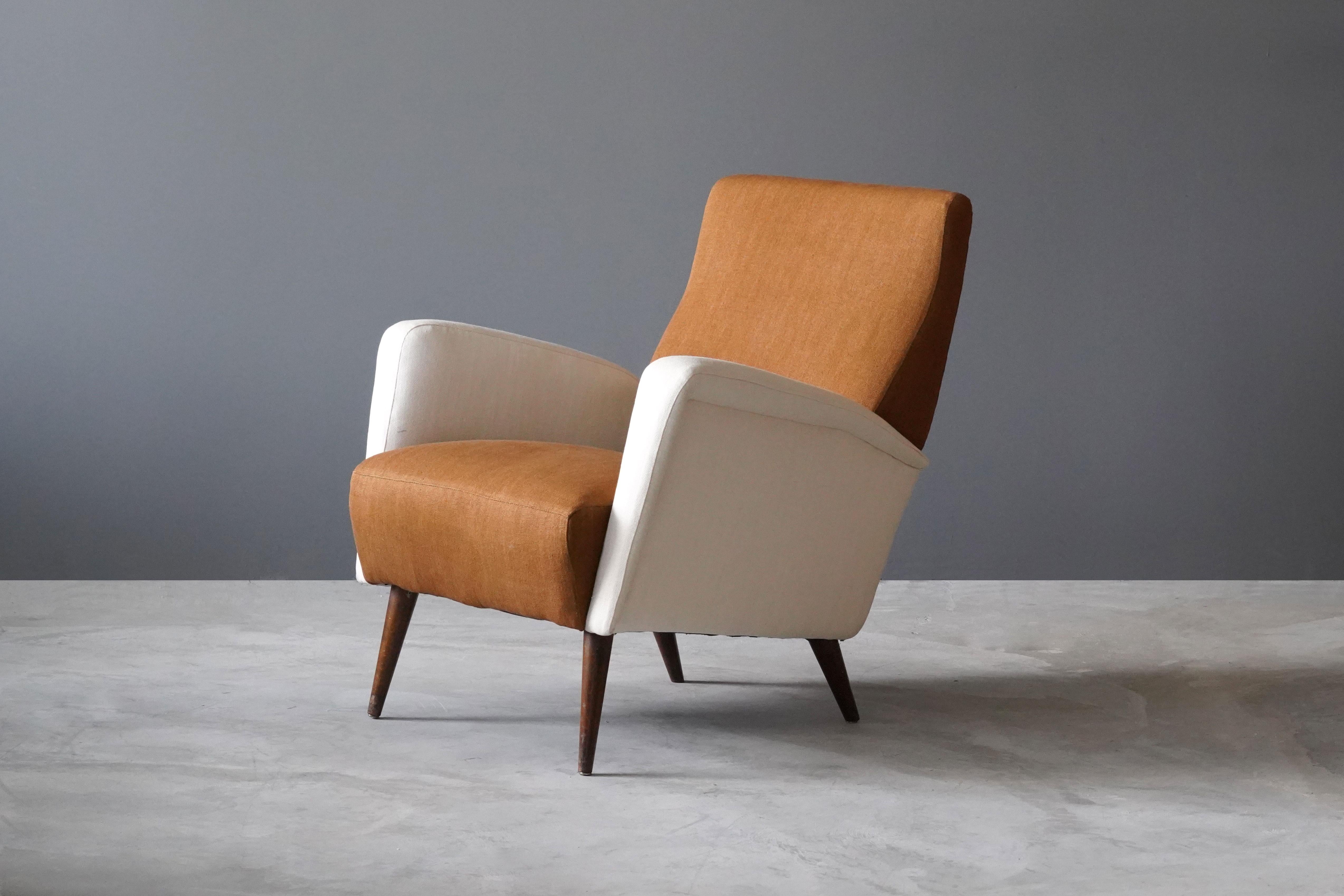 A lounge chair / armchair designed by Studio Tecnico Cassina. Produced by Figli di Amedeo Cassina, Meda, Italy, 1950s. 

Newly reupholstered in brand new high end fabrics. Designed by Studio Tecnico headed by Gio Ponti. 


 