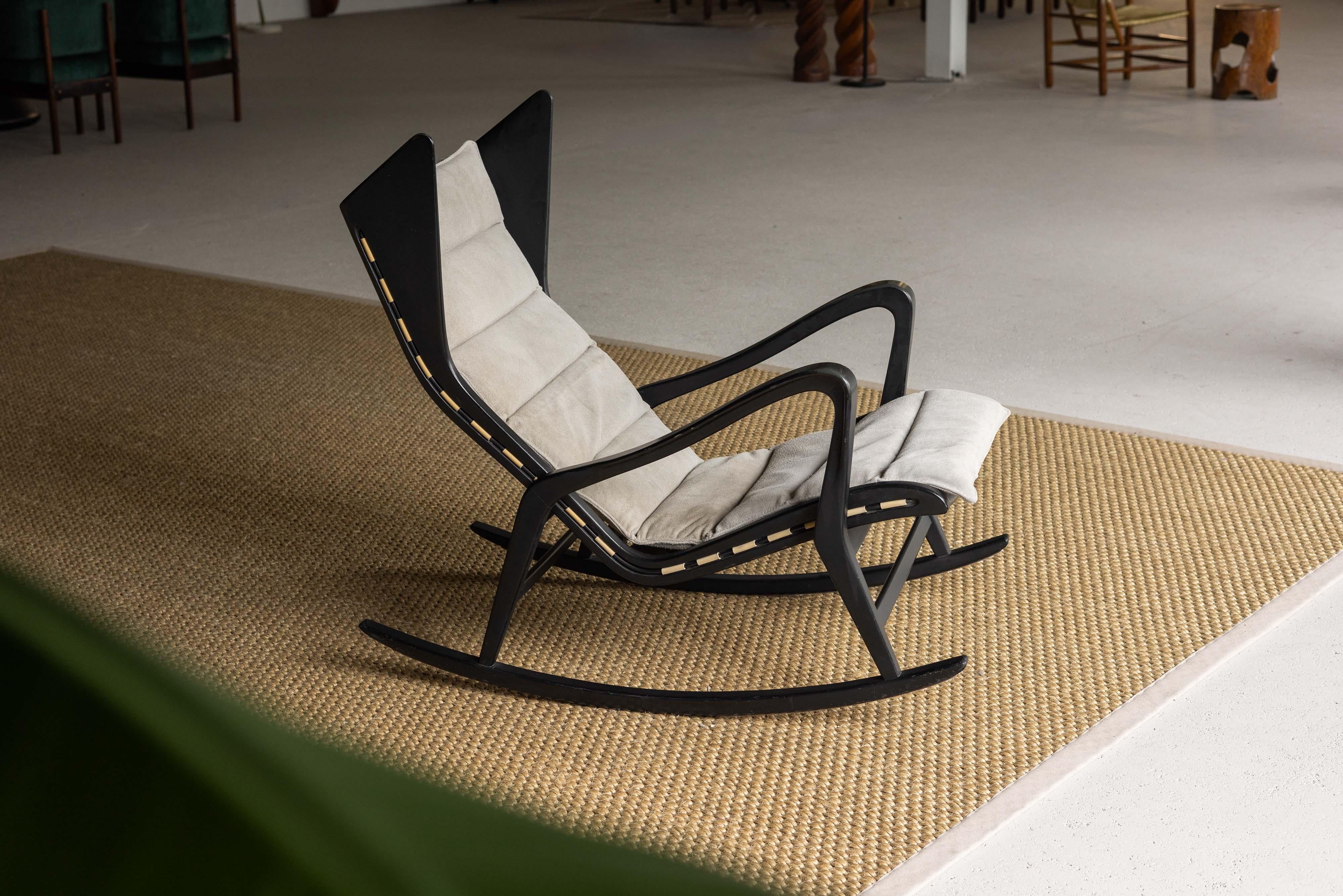 Der seltene Schaukelstuhl Modell 572, entworfen von Ufficio Tecnico Cassina und 1955 von der angesehenen italienischen Firma Cassina hergestellt. Es ist ein Paradebeispiel für hochwertiges italienisches Möbeldesign aus den 1950er Jahren. Dieser