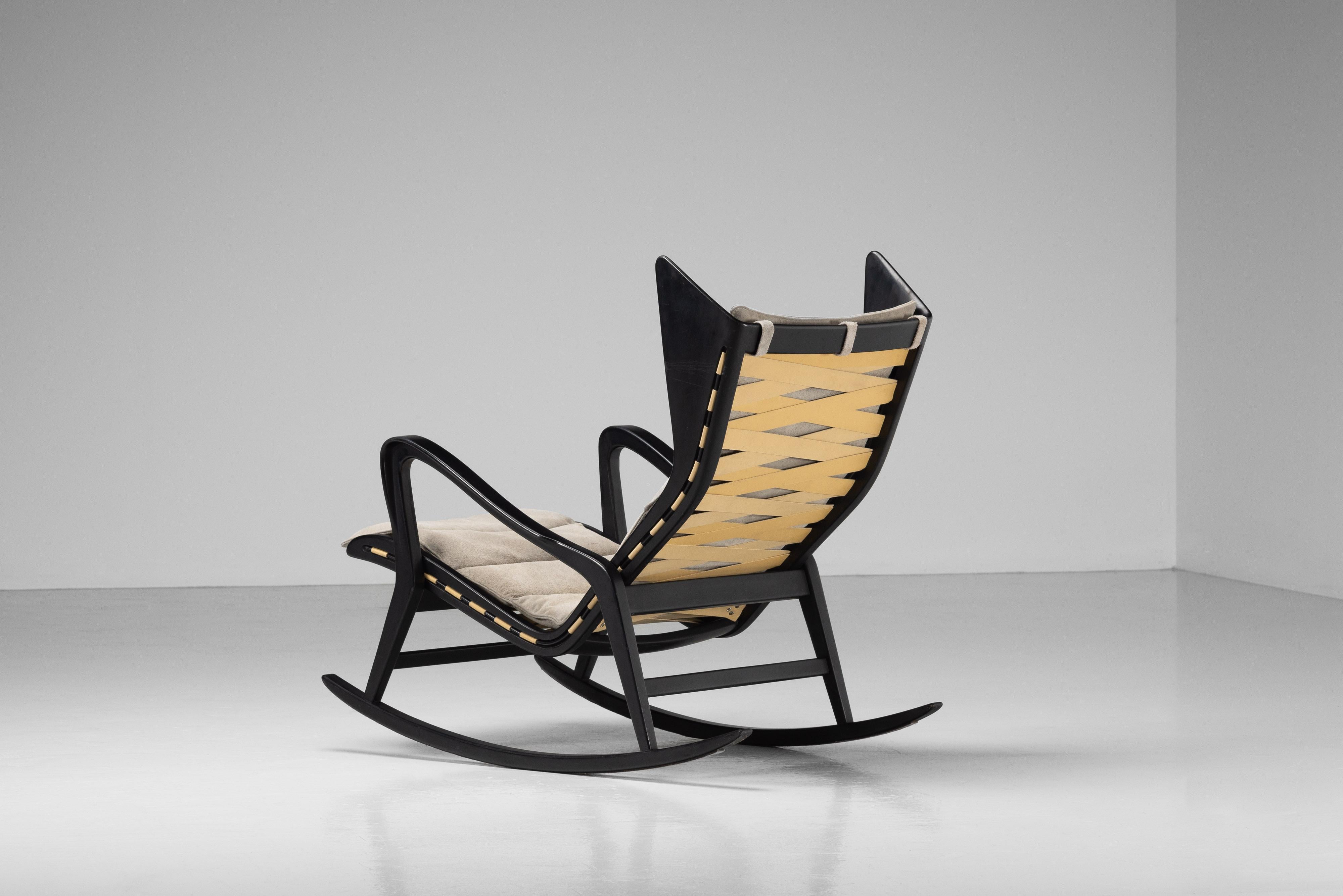 Studio Tecnico Cassina Schaukelstuhl hergestellt in Italien 1955 im Zustand „Gut“ im Angebot in Roosendaal, Noord Brabant