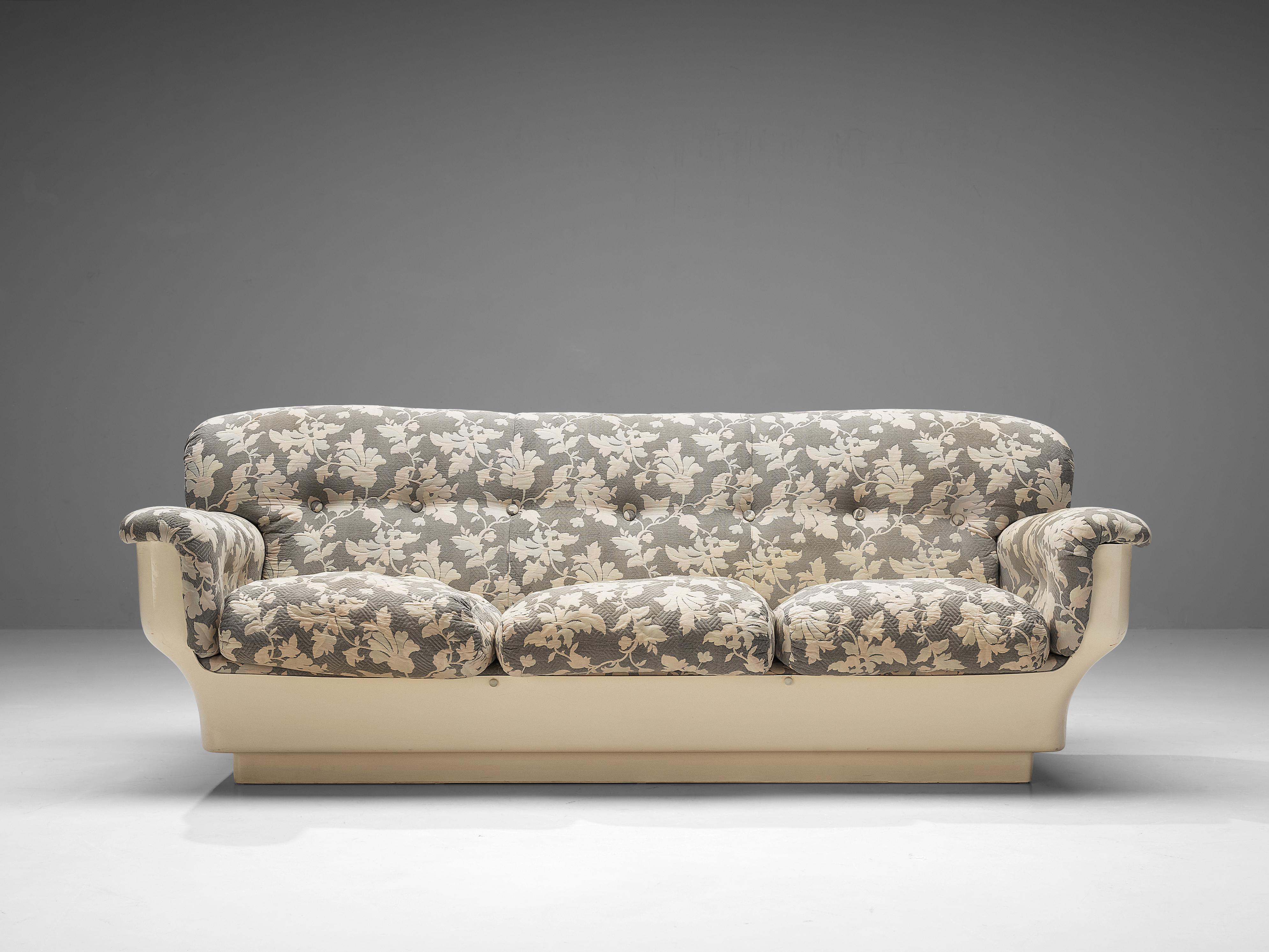 Studio Tecnico for Mobilquattro, ‘Delta 699’ sofa, fabric, fiberglass, Italy, 1970s

The 'Delta 699' sofa, a product of the collaborative efforts between Studio Tecnico and G.G. Biemme for Mobilquattro, is a distinctive example of postmodern