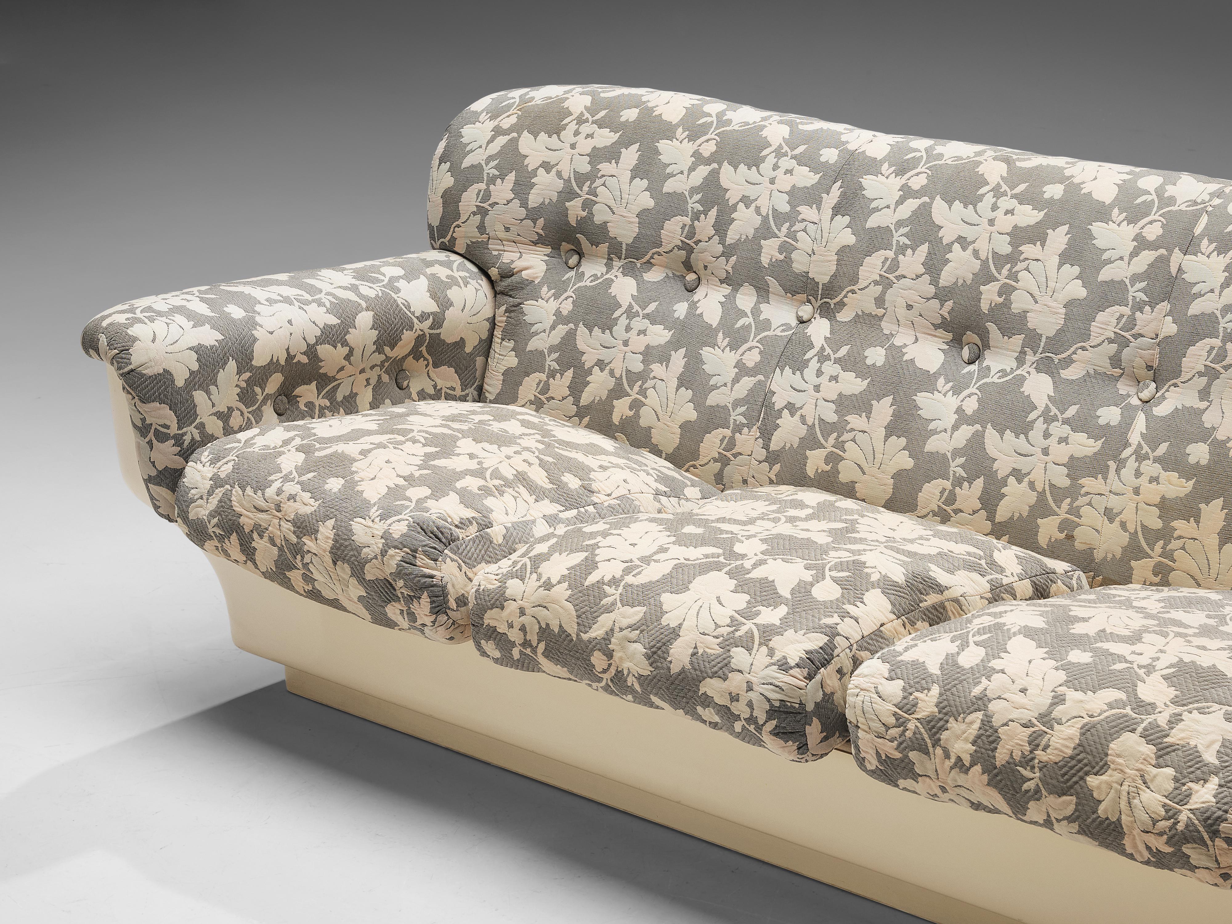 Studio Tecnico for Mobilquattro ‘Delta 699’ Sofa in Floral Upholstery In Good Condition For Sale In Waalwijk, NL