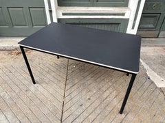 Table à base Studio Tolvanen, vendue par Knoll