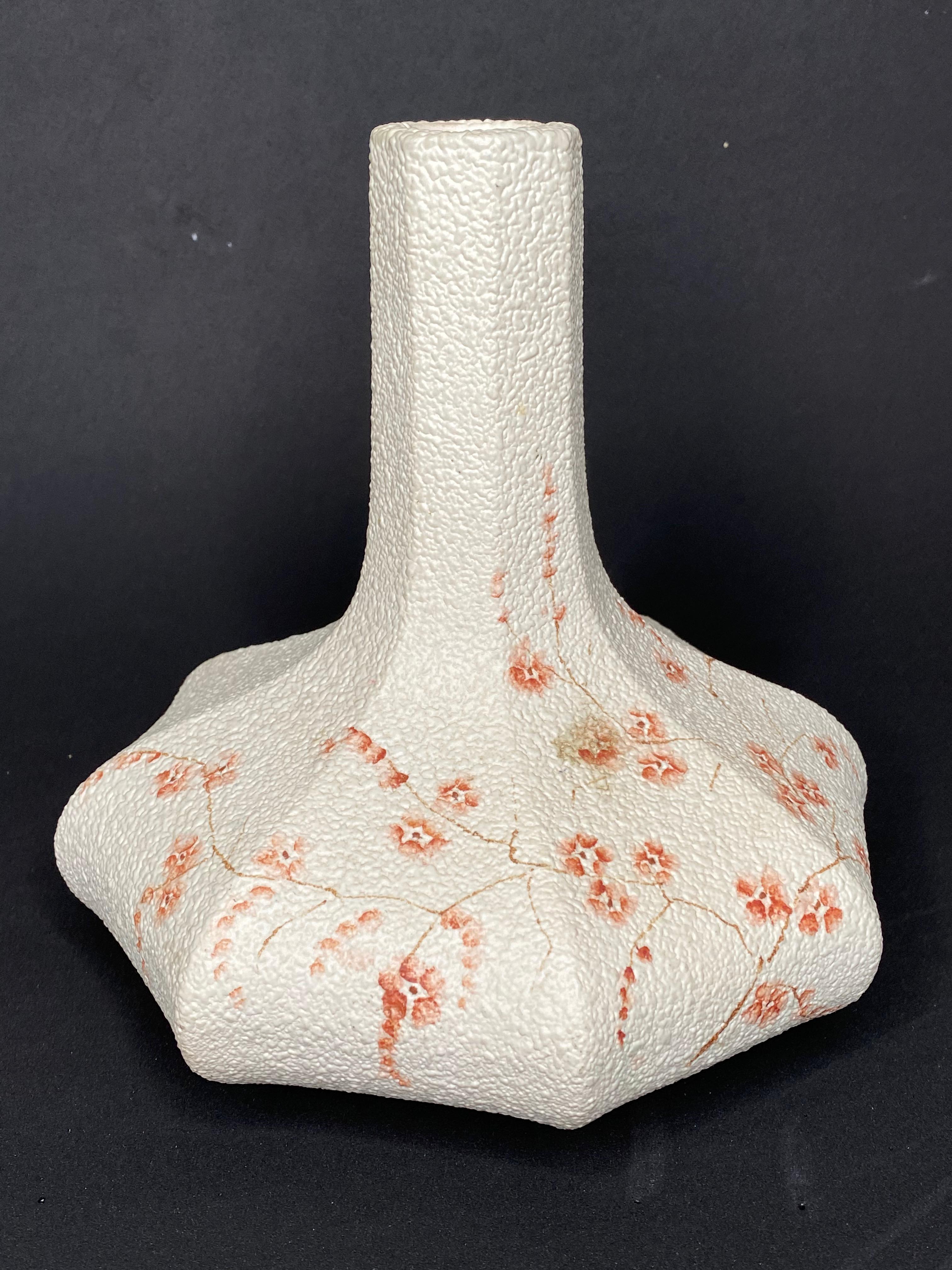 Un étonnant vase en poterie d'art du milieu du siècle dernier, fabriqué à San Marino, en Italie, dans les années 1970. Le vase est en très bon état, sans éclats, ni fissures, ni morsures de puces. Une belle addition à n'importe quelle pièce.