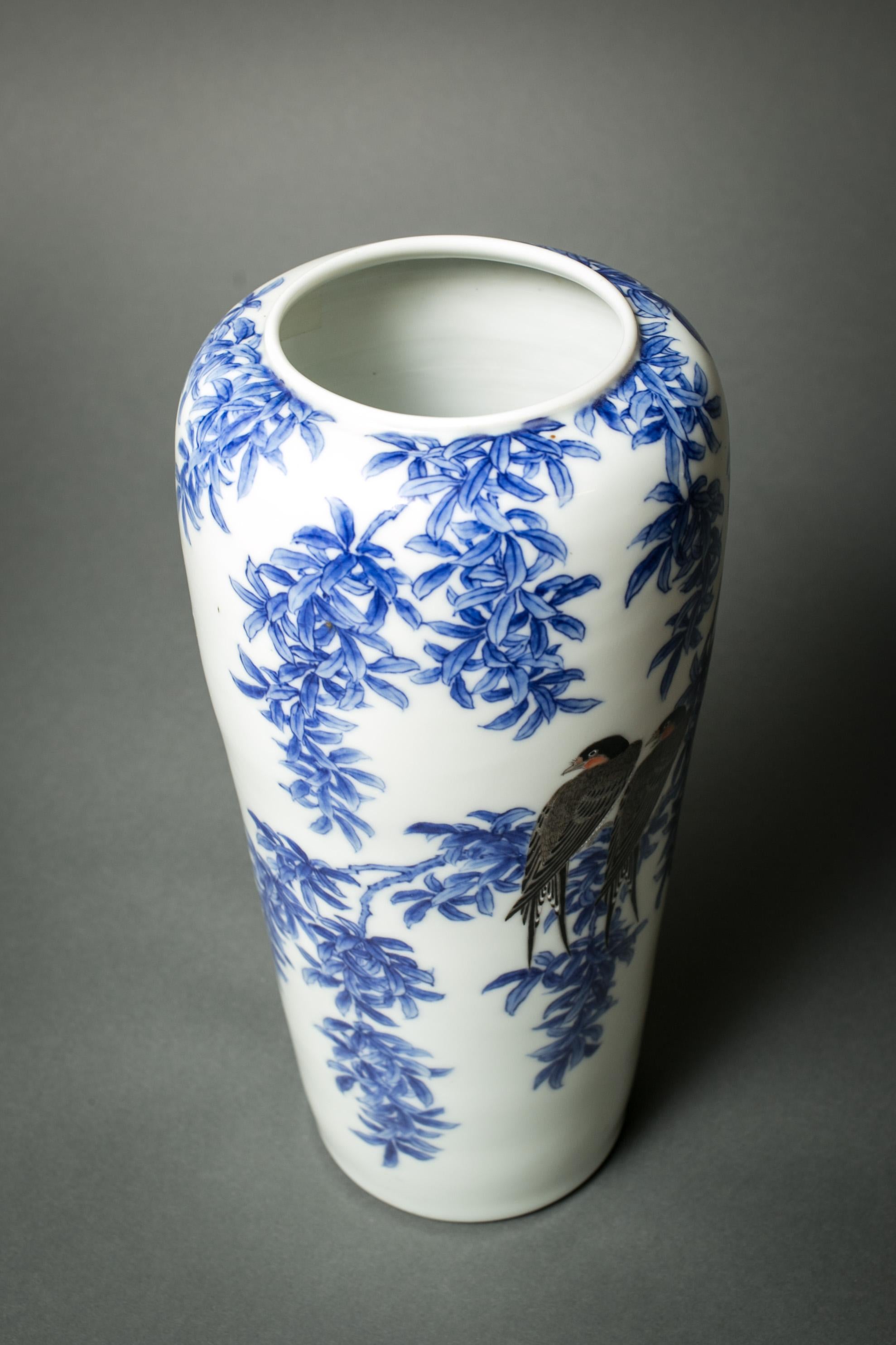 Studio Vase of Willow Tree and Swallows, by Makuzu Kozan (1842 -1916) In Good Condition In Hudson, NY