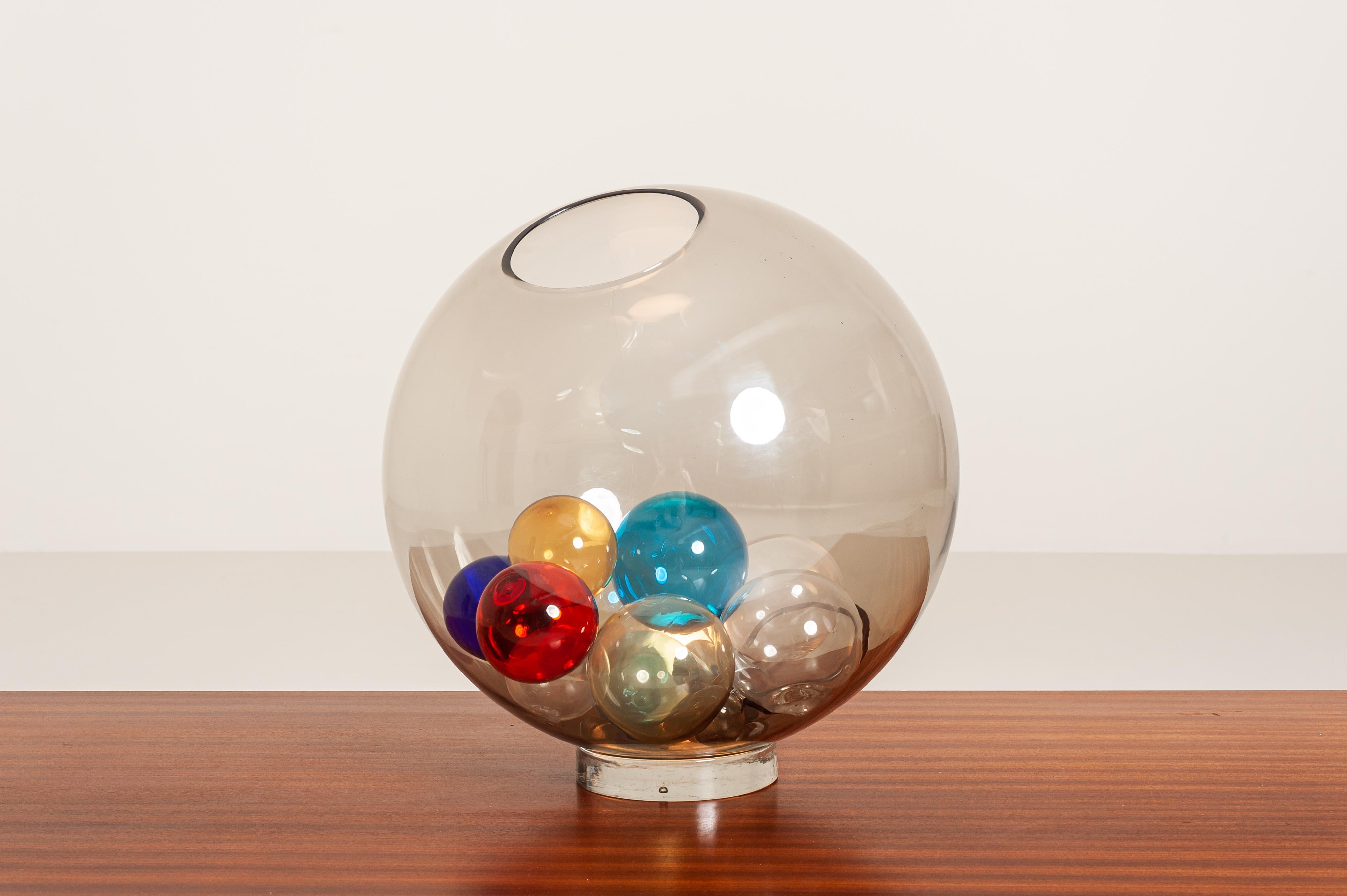 Rare et magnifique lampe de table de la série ''Pallotta'' en verre talpa et boules de verre soufflé à la main polychrome à l'intérieur.

Conçue par le Studio Venini dans les années 1970, cette lampe de table est produite depuis quelques années en