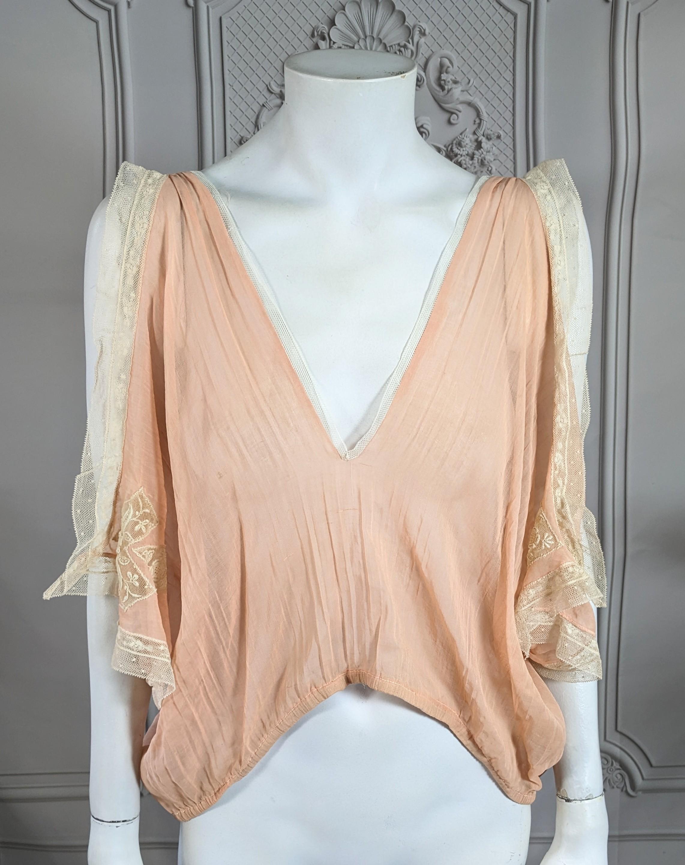Studio VL Blush, top in batista di cotone convertito dei primi anni 2000. I bloomers in batista di cotone vintage degli anni '20 con motivi di pizzo deco sono stati trasformati in una camicetta con rifiniture d'epoca. Elastico in vita.