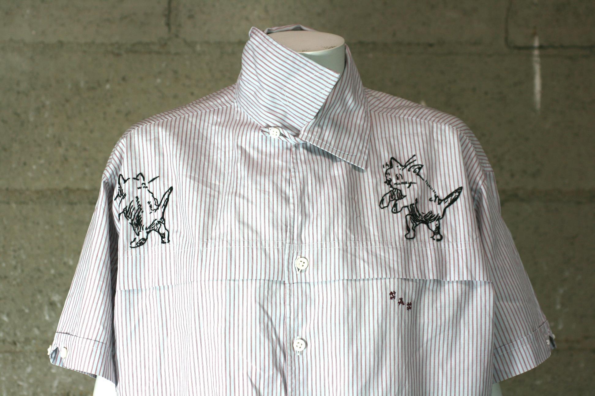 Einzigartiges, upgecyceltes und besticktes Vintage Ascot Chang Herrenhemd. Das Hemd ist ein kürzeres, quadratisch geschnittenes Modell aus gestreiftem Baumwollstoff mit mehreren Taschen und Perlmuttknöpfen. 
Ein Paar von  Die charmanten