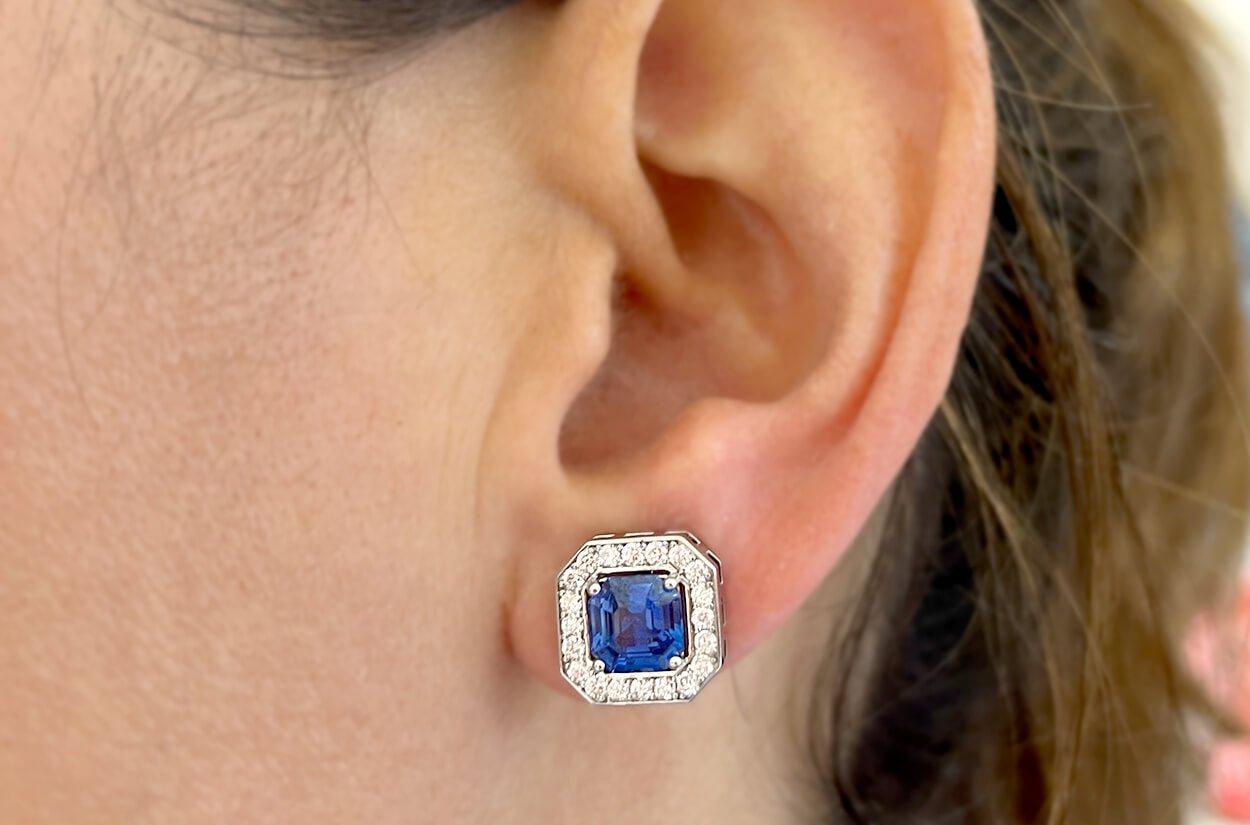 Contemporary Studs Earrings 18kt Cushion Ceylon Sapphires 3.00 cts & Diamonds Halo 0.60 cts  For Sale