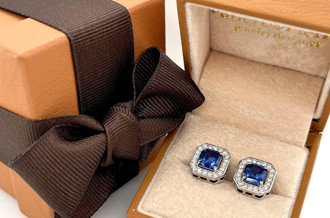 Taille coussin Clous d'oreilles en or 18 carats avec saphirs de Ceylan coussin de 3,00 carats et halo de diamants de 0,60 carat  en vente