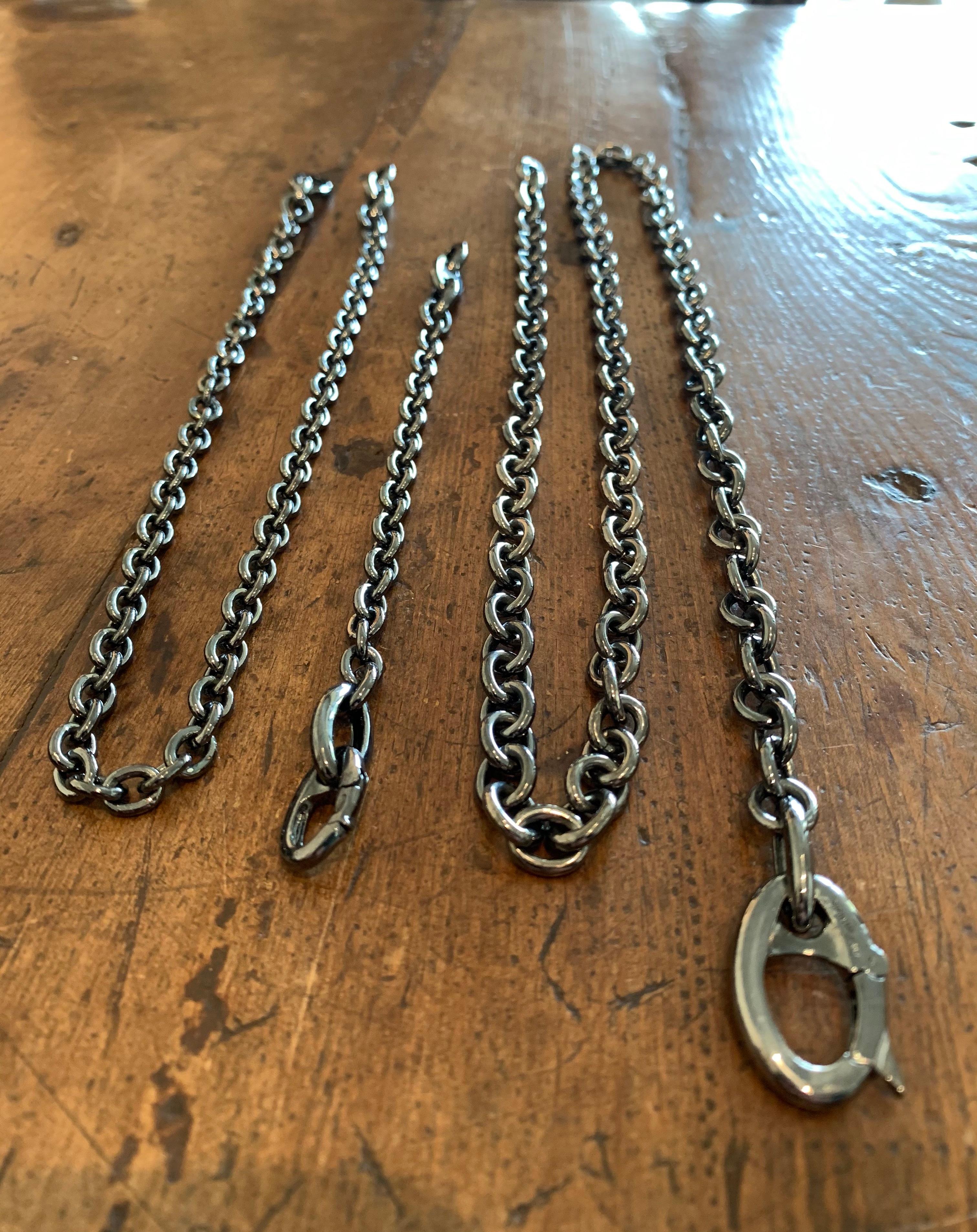 Originally designed across the millenium this fabulous chain with pendant is in dark rodium silver. Handcrafted in Italy, from Garavelli  STUDS SILVER NECKLACE collection.
Total lenght 18 inches - 46 cm 
From the creative genio of Luca Valerani,