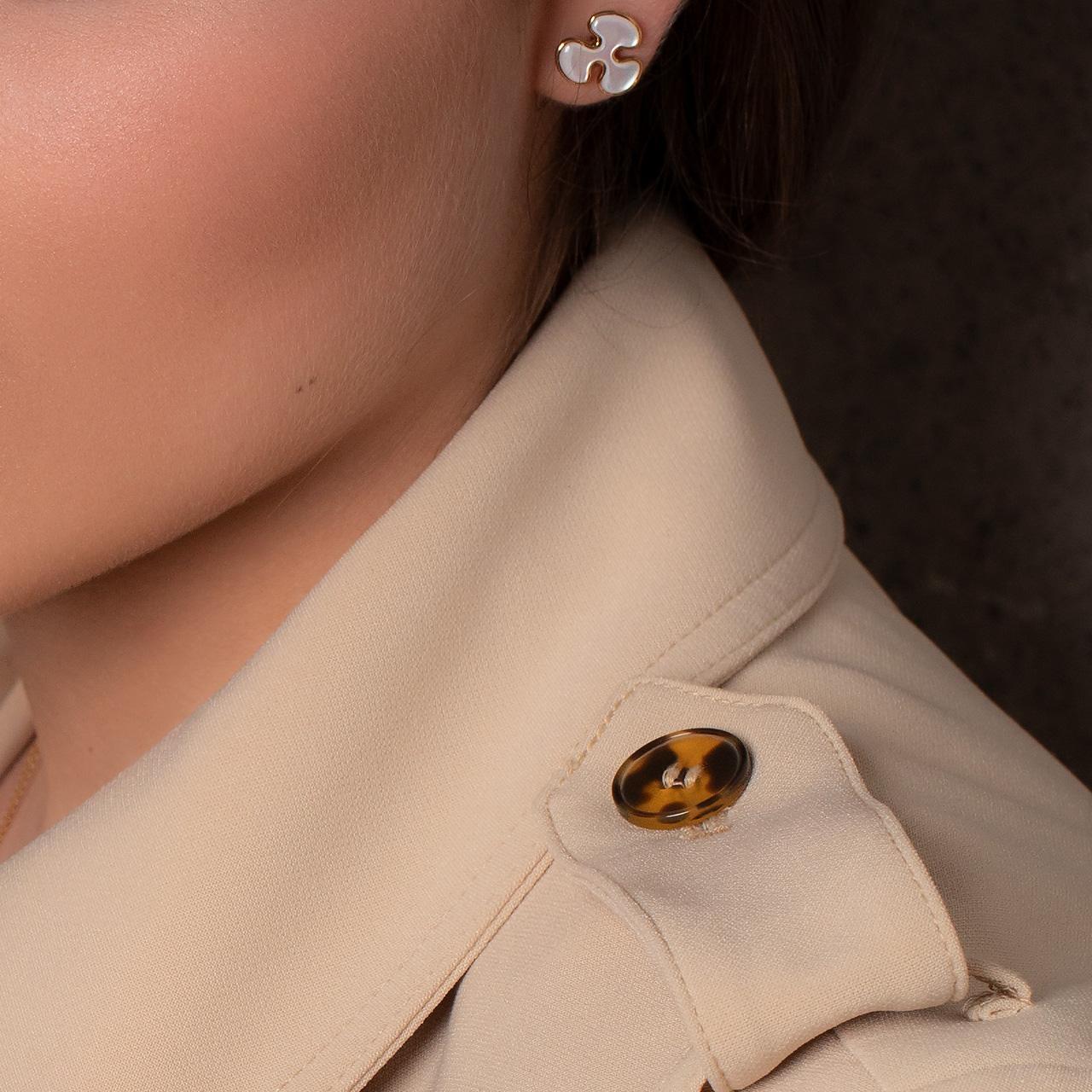 - 2 White Mother-of-pearl
- 14K Yellow Gold 
- Weight: 4.51 g
This delicate pair of studs in 14k yellow gold are form Free Forms collection. This unusual collection gives rise to all sorts of associations: droplets of ink escaping from an elegant