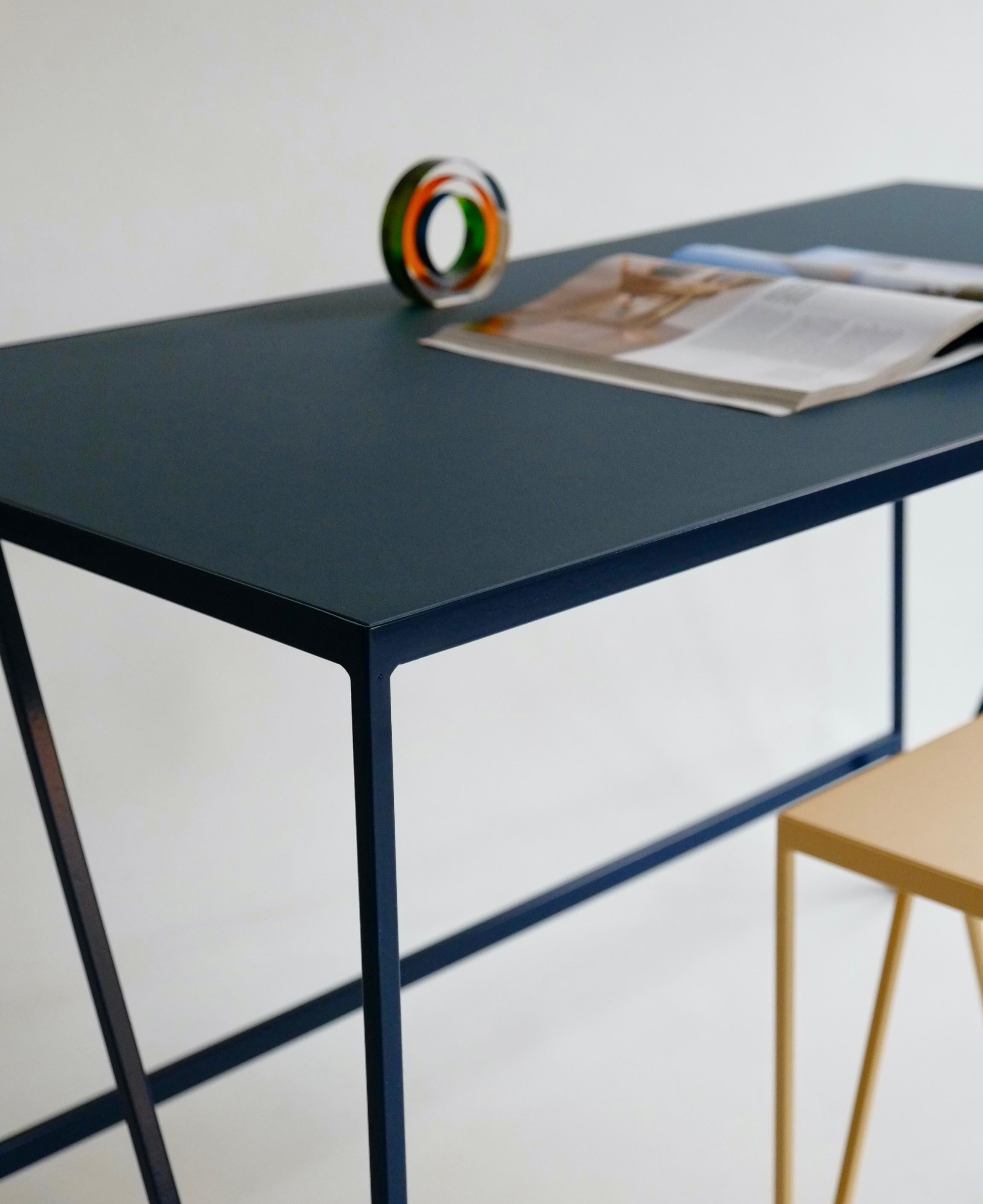 Mesa de estudio / Consola grande de linóleo carbón y acero en venta 2