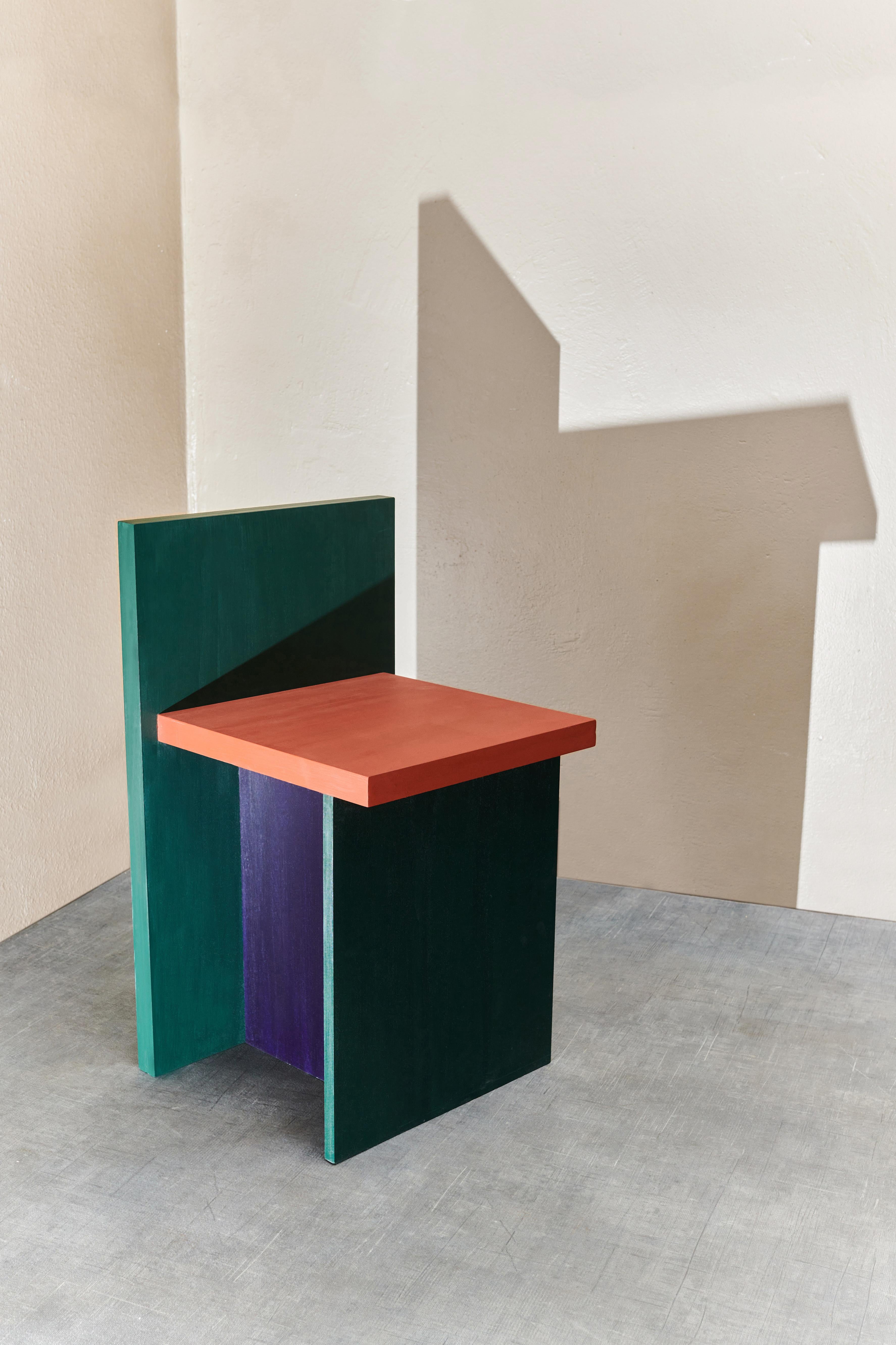 Studio di sedia spaziale di Dechem Studio.
Dimensioni: P 45 x L 45 x H 75 cm.
Materiali: Wood.

Basata sui dipinti di Study of Space, la semplice sedia in legno permette di indagare ulteriormente su come accentuare lo spazio attraverso l'uso del