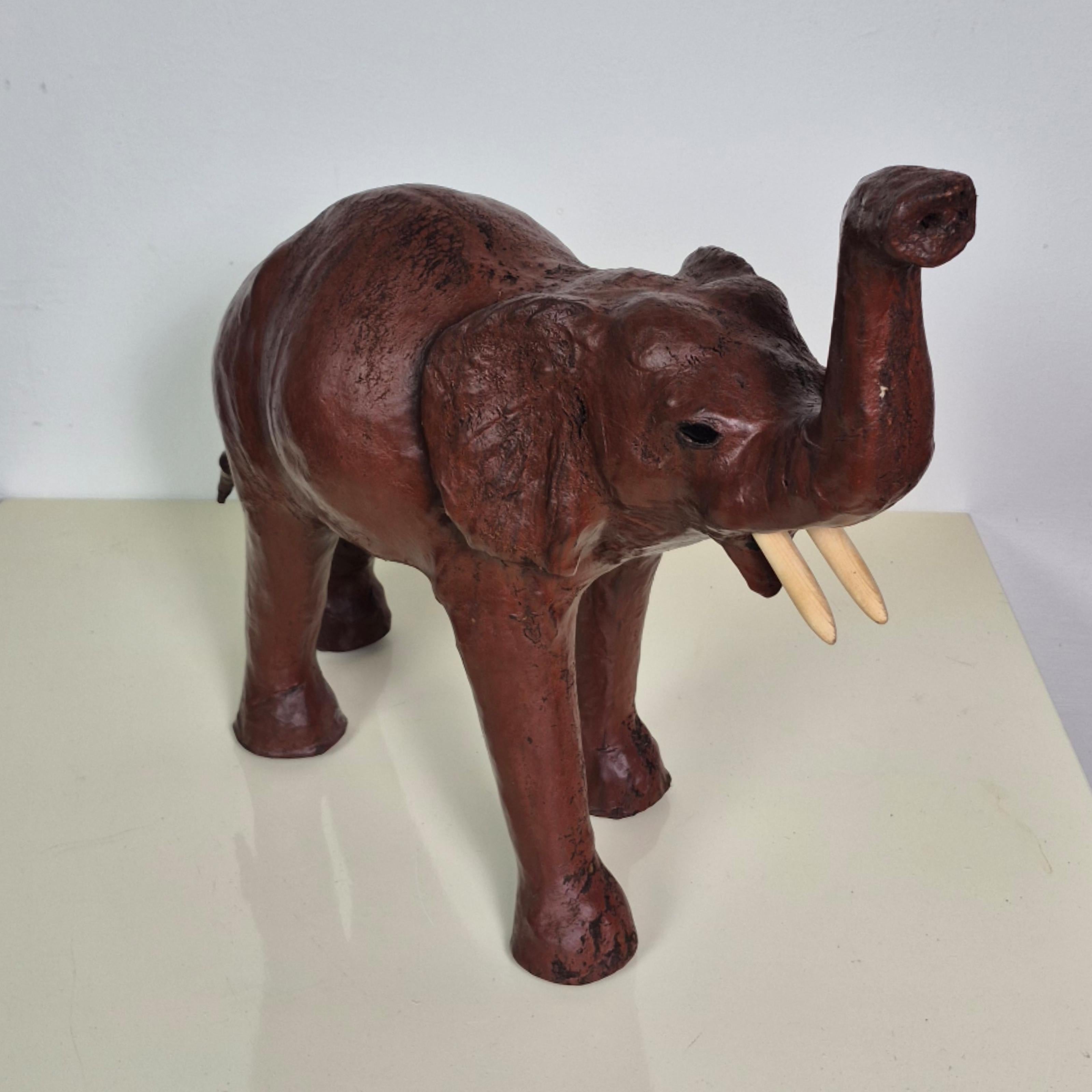 Britannico Stuffed elephant made from patinated leather, England 1970s in vendita