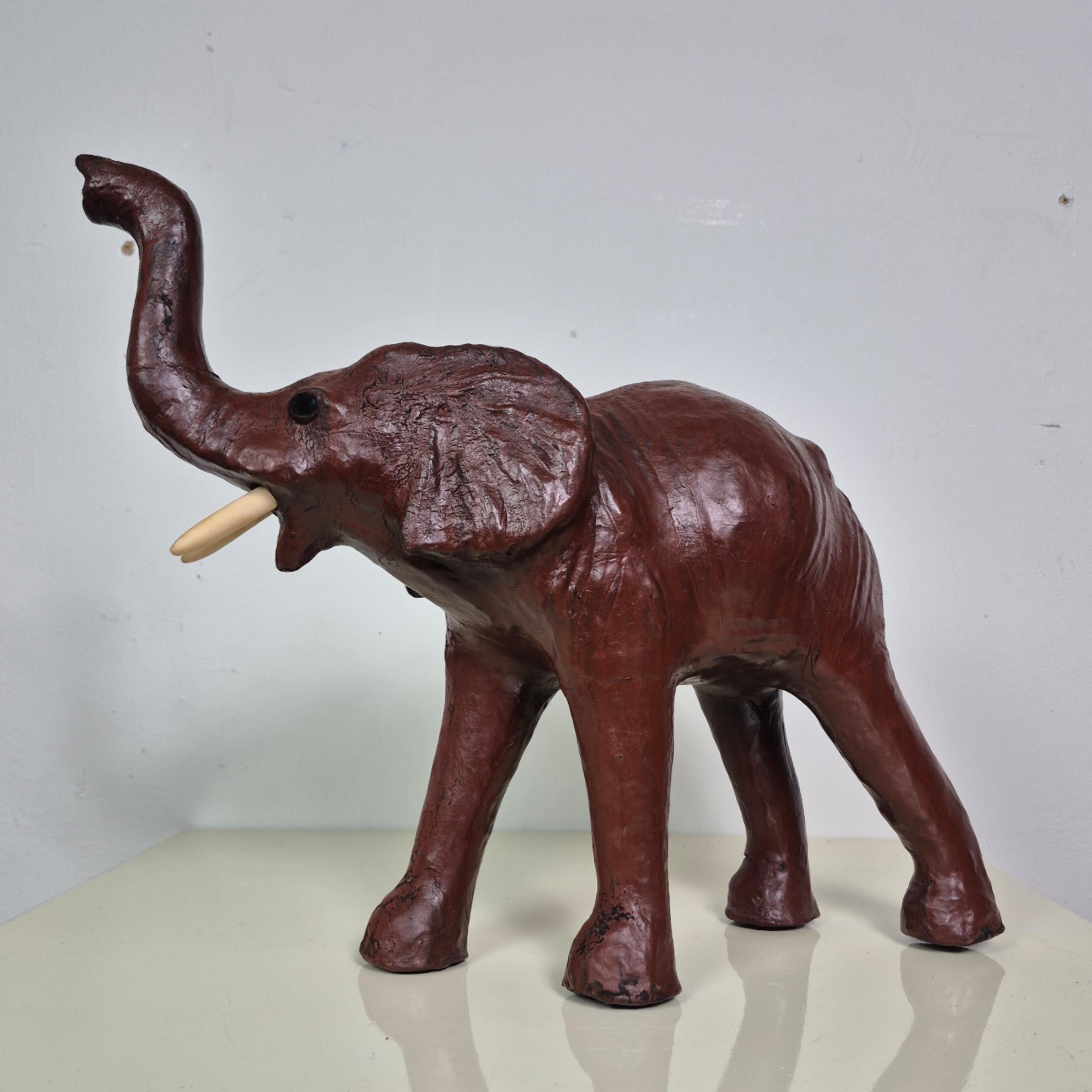 Stuffed elephant made from patinated leather, England 1970s In condizioni buone in vendita a ECHT, NL