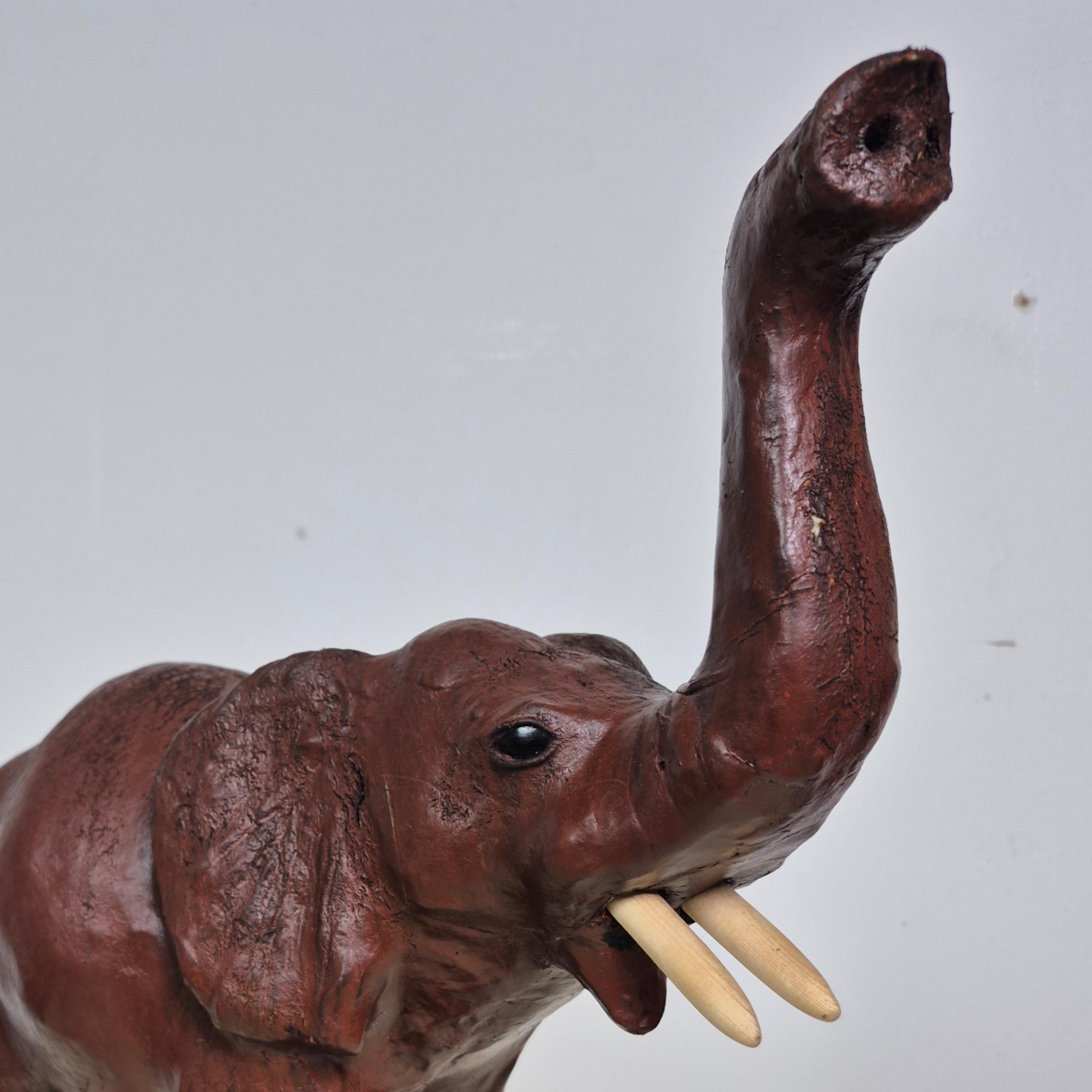 Pelle Stuffed elephant made from patinated leather, England 1970s in vendita