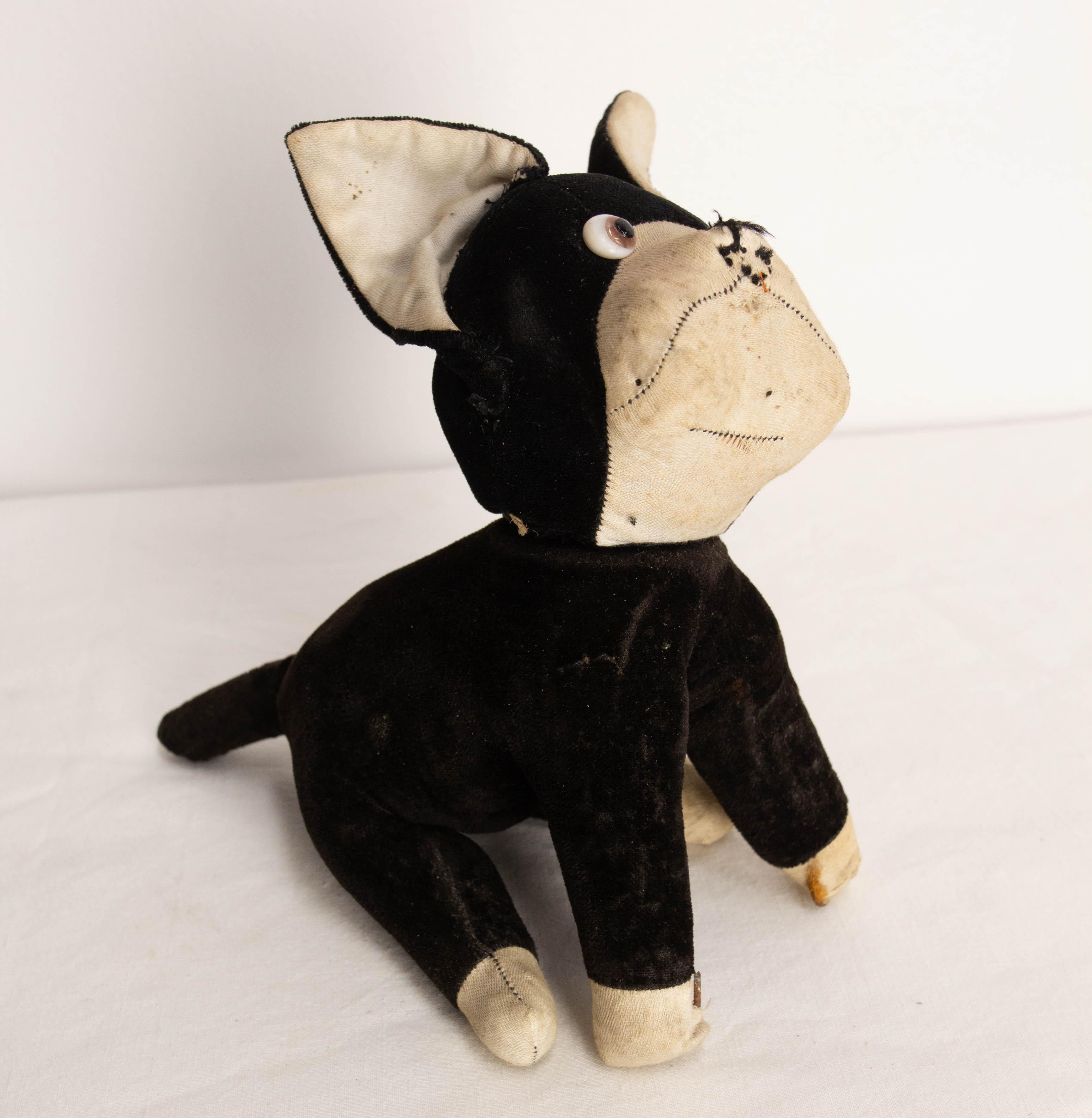 Little white and black velvet felt children toy, 1950
A part of the iron frame is visible at the bottom of one of the front legs.
Vintage condition, so does has traces of age and use, so do view all pictures well.

Shipping:
19 / 11  / 17 cm