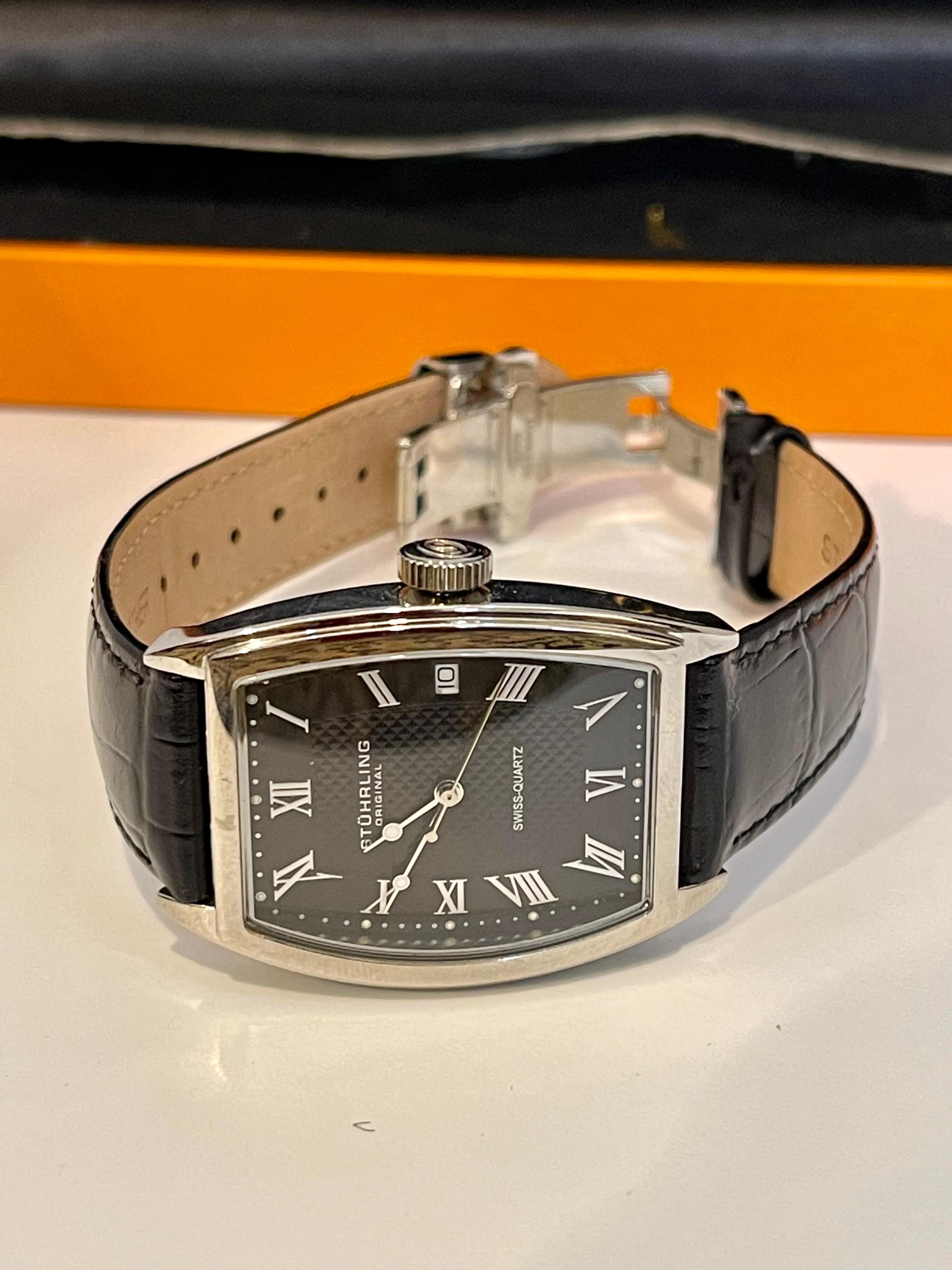 La montre est neuve dans son emballage d'origine. 
La longueur totale de la montre avec la ceinture en cuir est de 9 pouces.
Département :	Hommes	                                                                                                       
