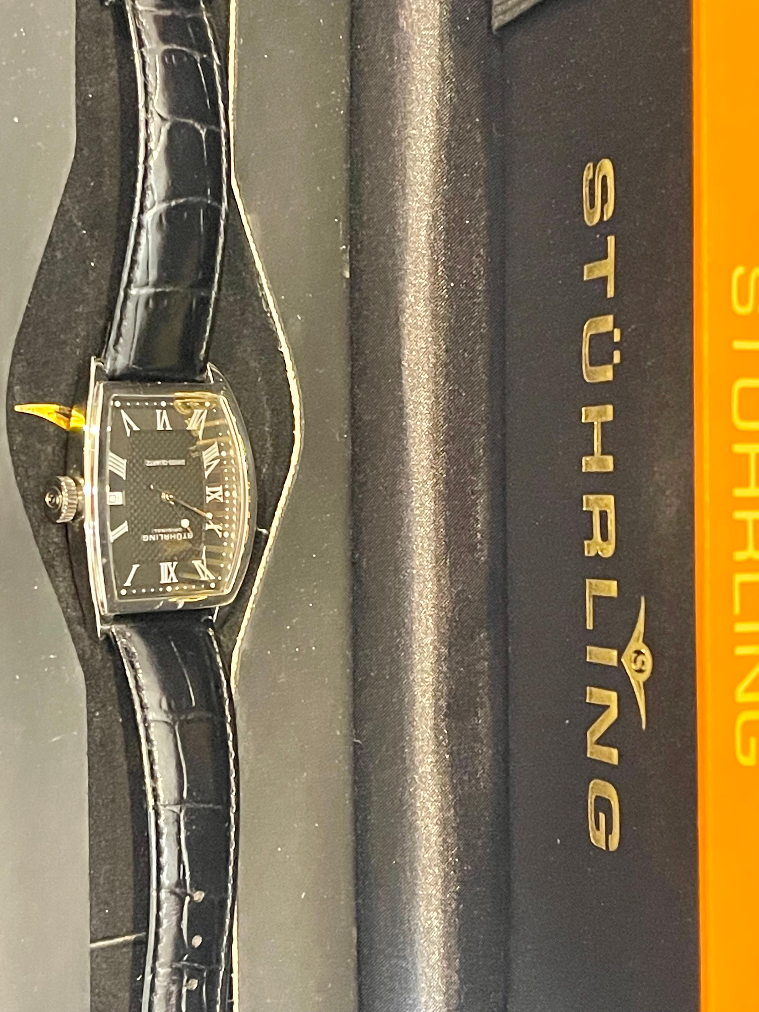 Stuhrling Brand New Uhr mit Boxpapier- und Ledergürtel Herren im Angebot