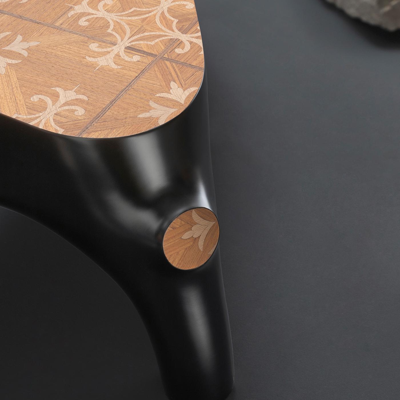 Infusée d'une allure résolument naturaliste, cette table basse constitue un ajout vraiment original et élégant à tout décor avec sa forme irrégulière inspirée d'une souche d'arbre. Conçue par l'artiste Marcantonio pour la collection Wooderkammer,