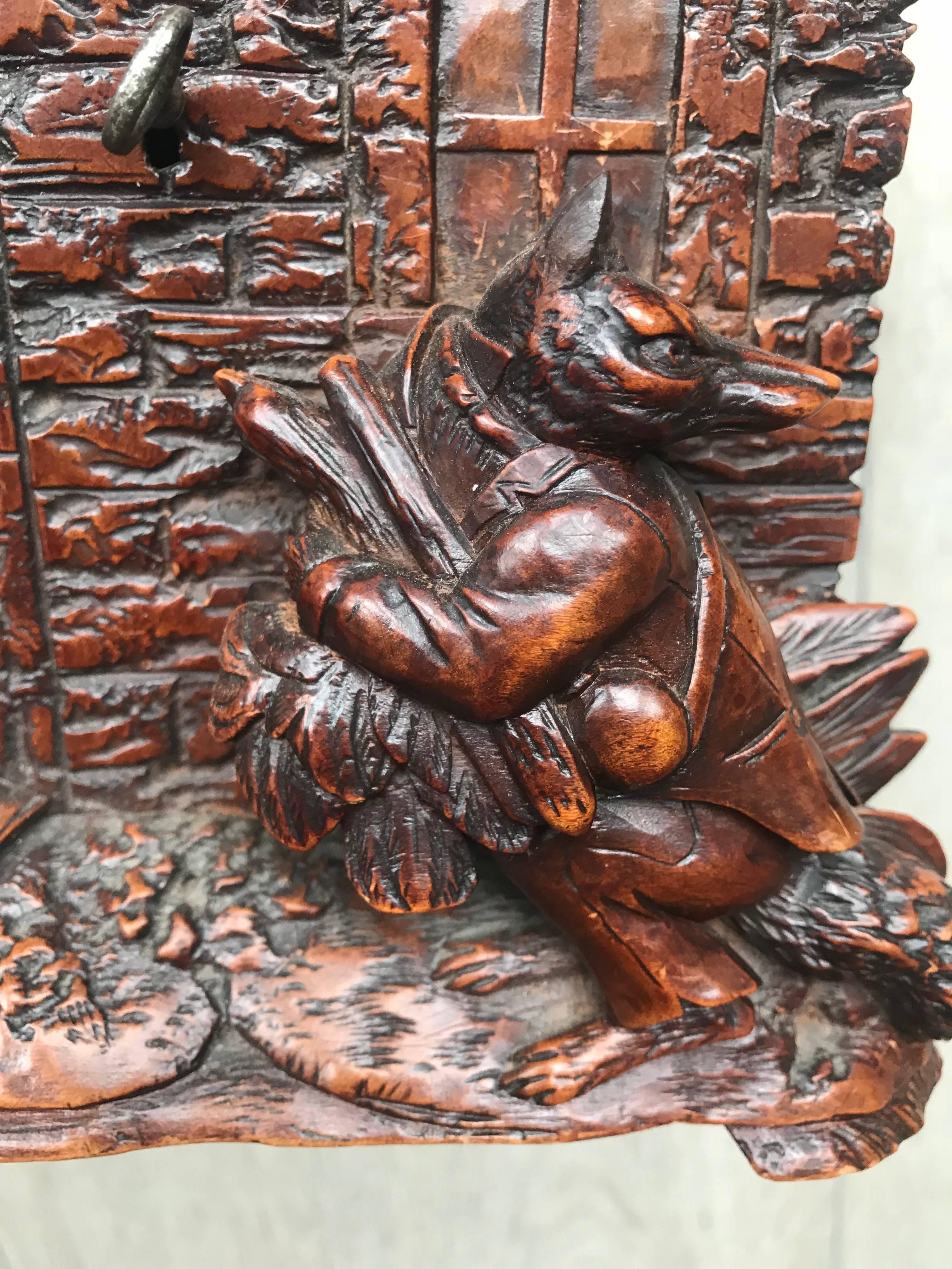 Stunning & Antique Black Forest Box, Carved Cottage w. Figural Fox Family Group In Good Condition In Lisse, NL