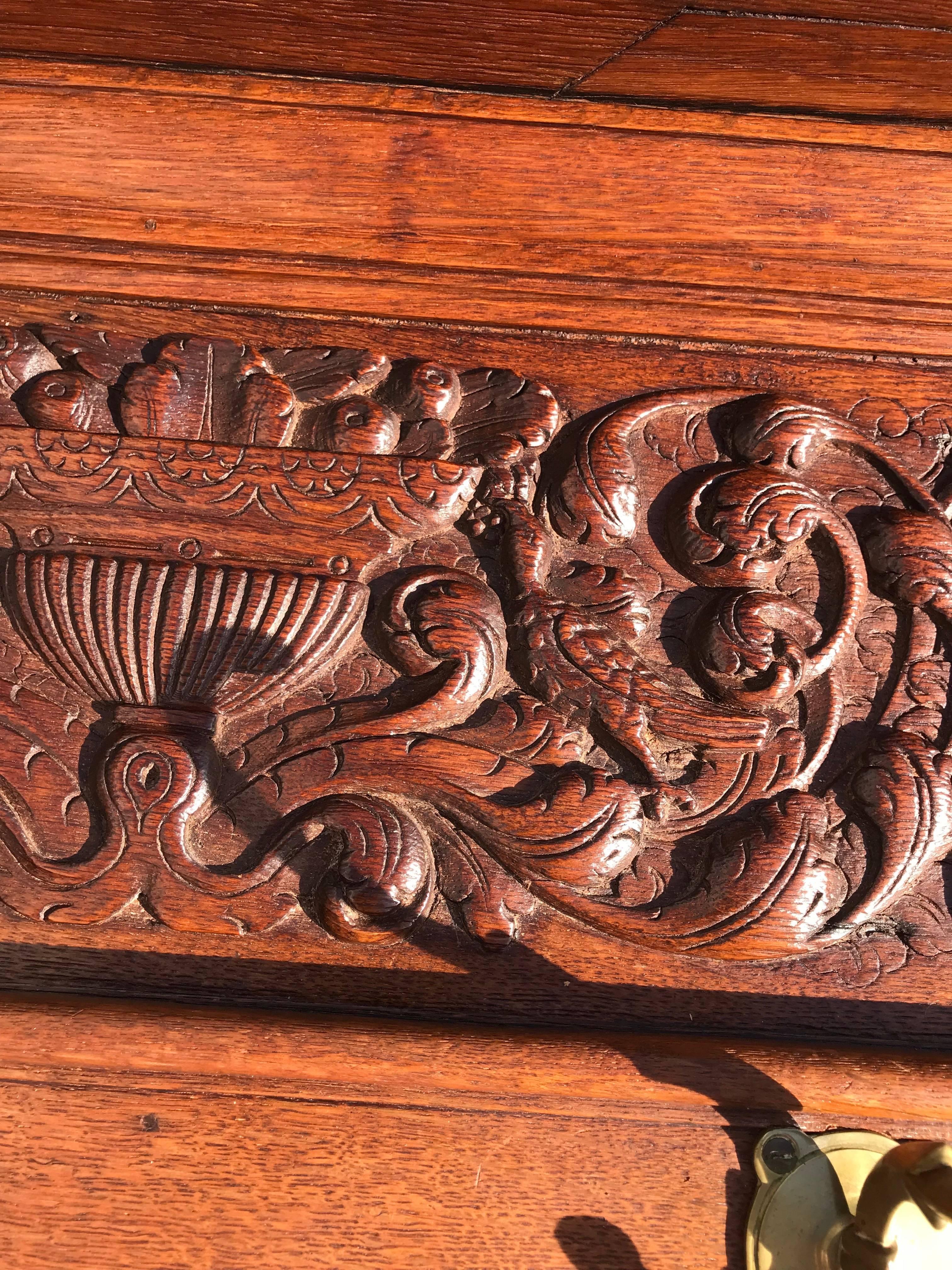 Antique Hand-Carved Neoclassical Revival Oak Wall Coat Rack with Mirror In Good Condition In Lisse, NL
