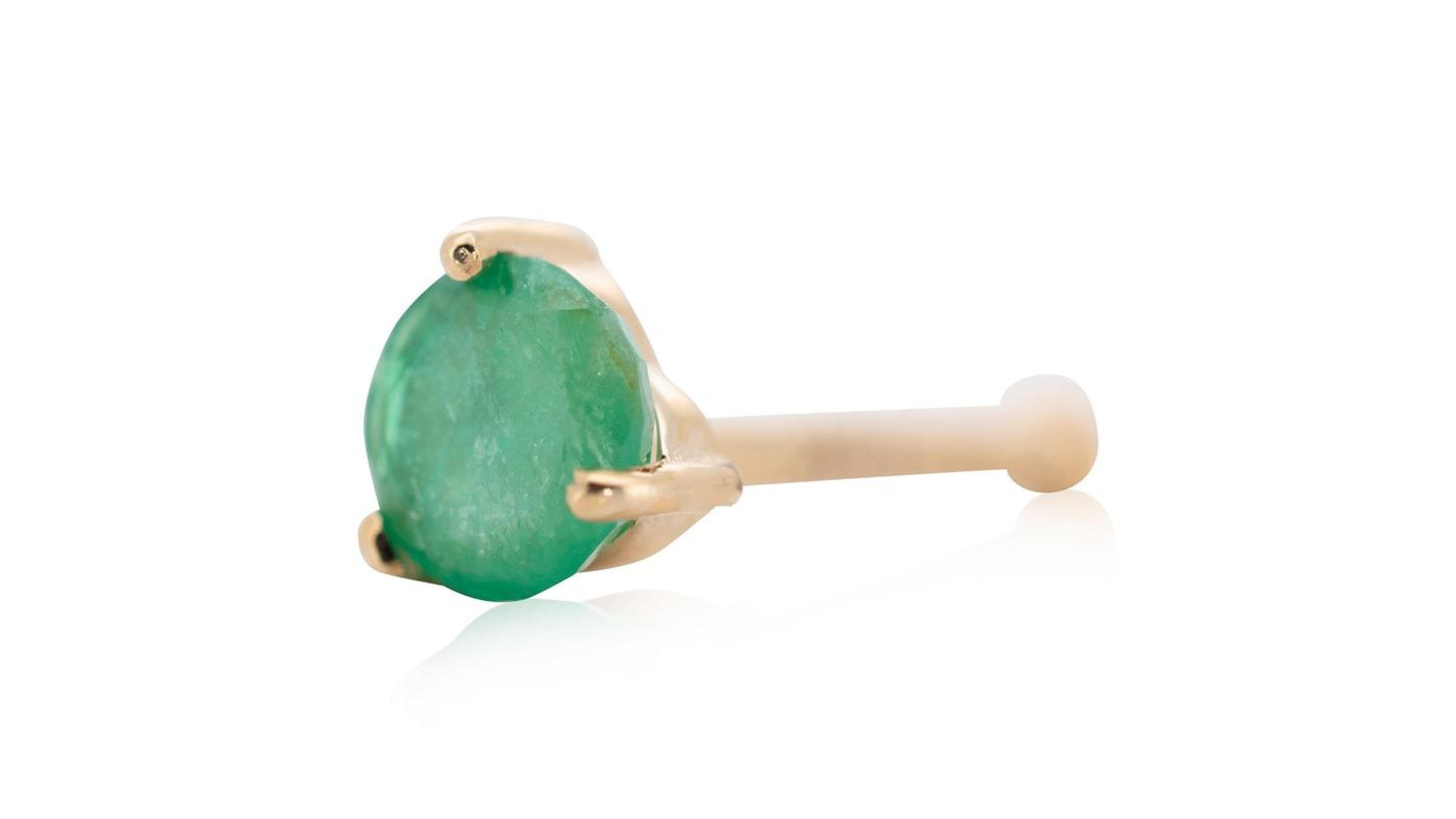 Taglio rotondo Splendido esemplare da 0,03 ct. Piercing al naso rotondo Emerald in vendita