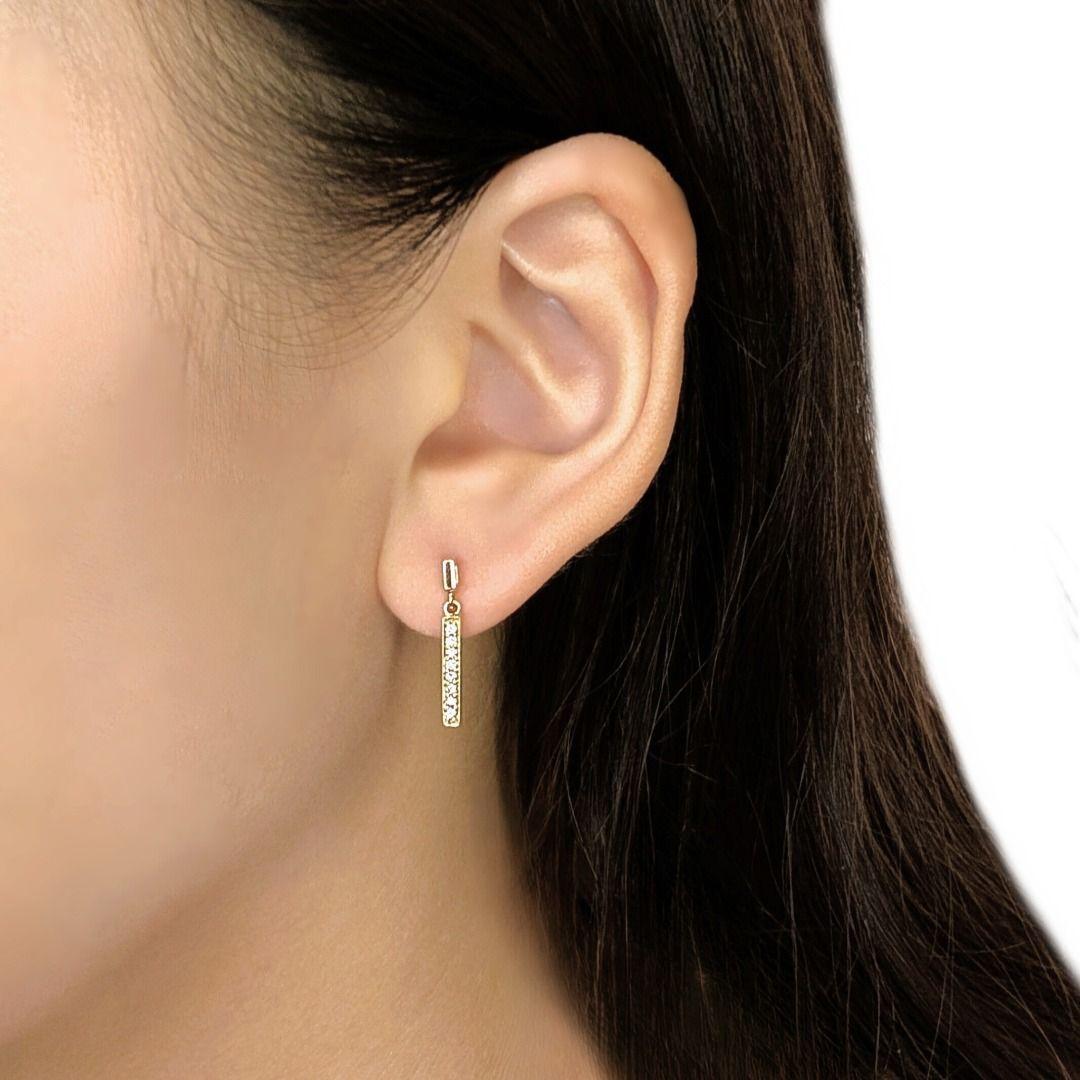 Élégantes, minimales et indéfiniment portables, ces boucles d'oreilles pendantes en or jaune 18 carats sont ornées de 0,11 carats de diamants ronds naturels de taille brillante. Le design à barres verticales ajoute une touche de modernité tandis que