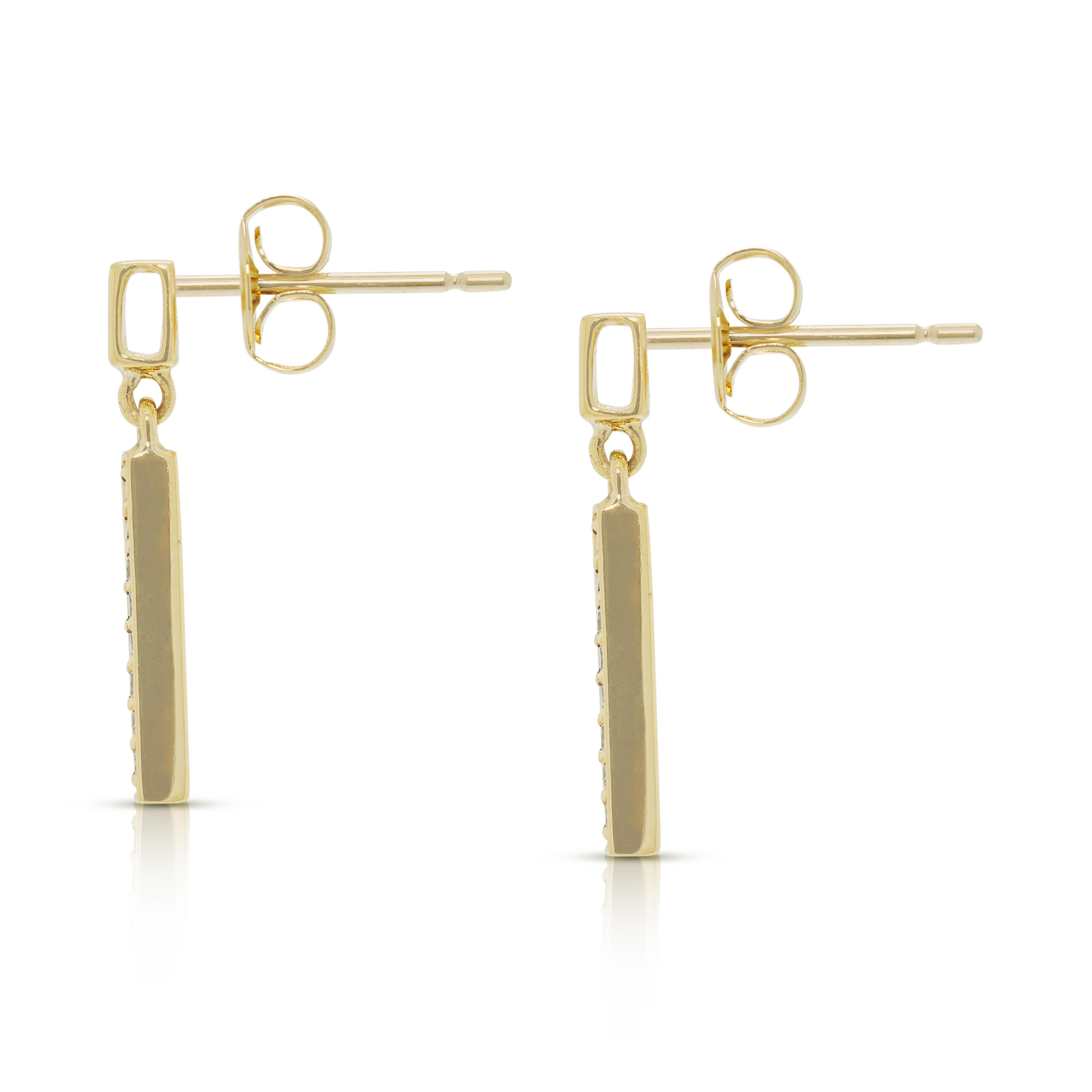 Boucles d'oreilles pendantes en or jaune 18 carats avec diamant naturel de 0,11 ct. en vente 1